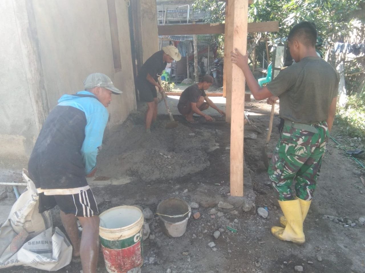 Kodim 1407/Bone Tuntaskan Sasaran Rehabilitasi dengan Cor Teras di Bontocani