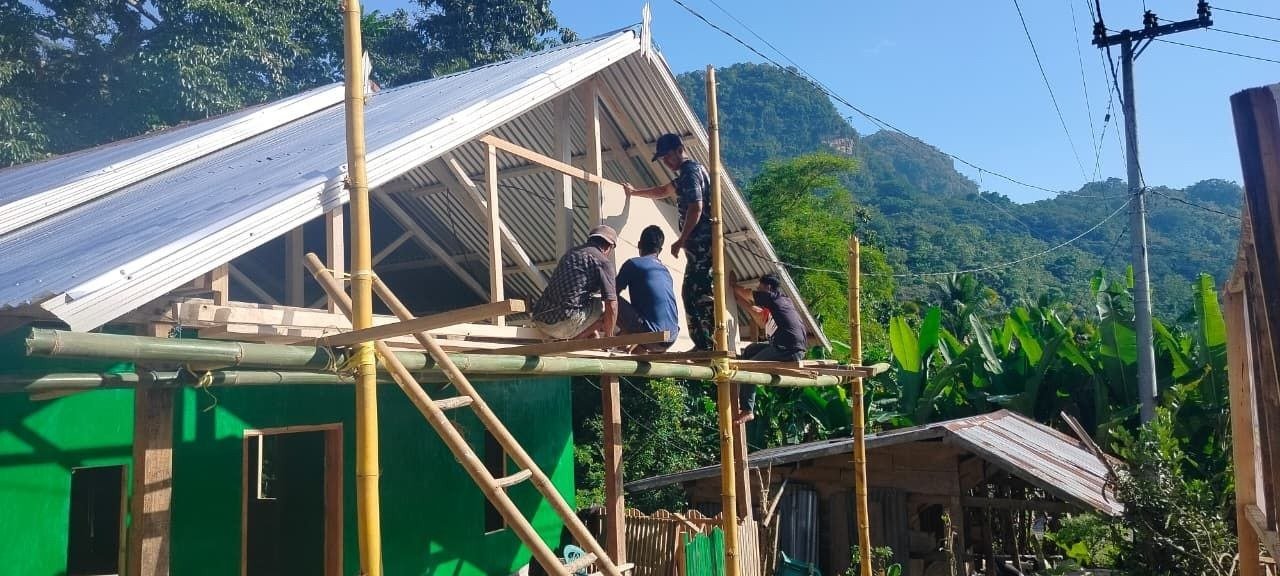 Gevel Dipasang untuk Menyempurnakan Konstruksi Rumah di Desa Patukku