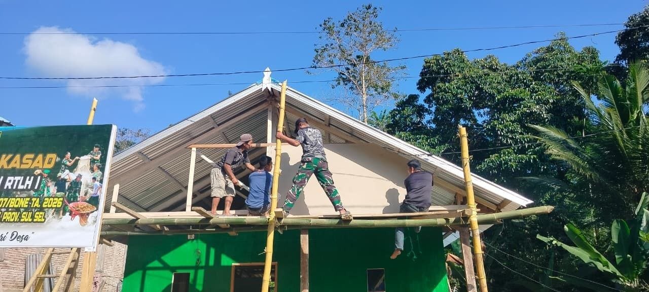 Pemasangan Penutup Atap Jadi Fokus Satgas TMMD pada Rehabilitasi RTLH Desa Patukku