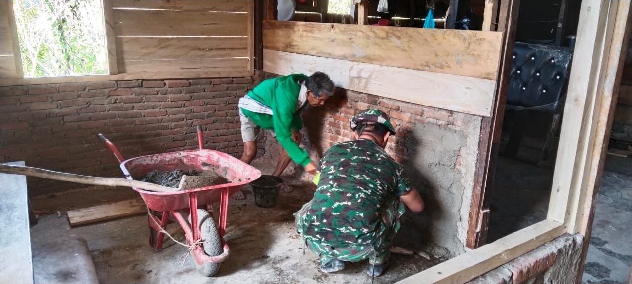 Progres TMMD: Pelesteran Dinding Rumah Demmang di Desa Patukku Percepat RTLH