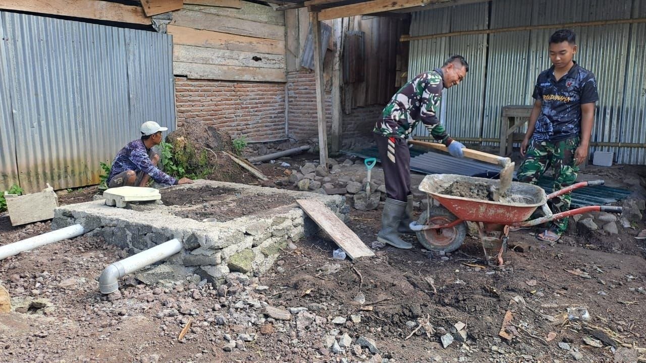 Pengerjaan Jambanisasi/MCK di Pasar Desa Langi Dilakukan Personel Satgas bersama Warga
