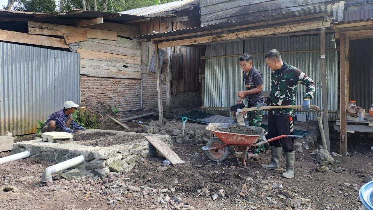 Satgas TMMD Ke-129 Bersama Warga Langi Garap Fasilitas Jambanisasi di Dekat Pasar