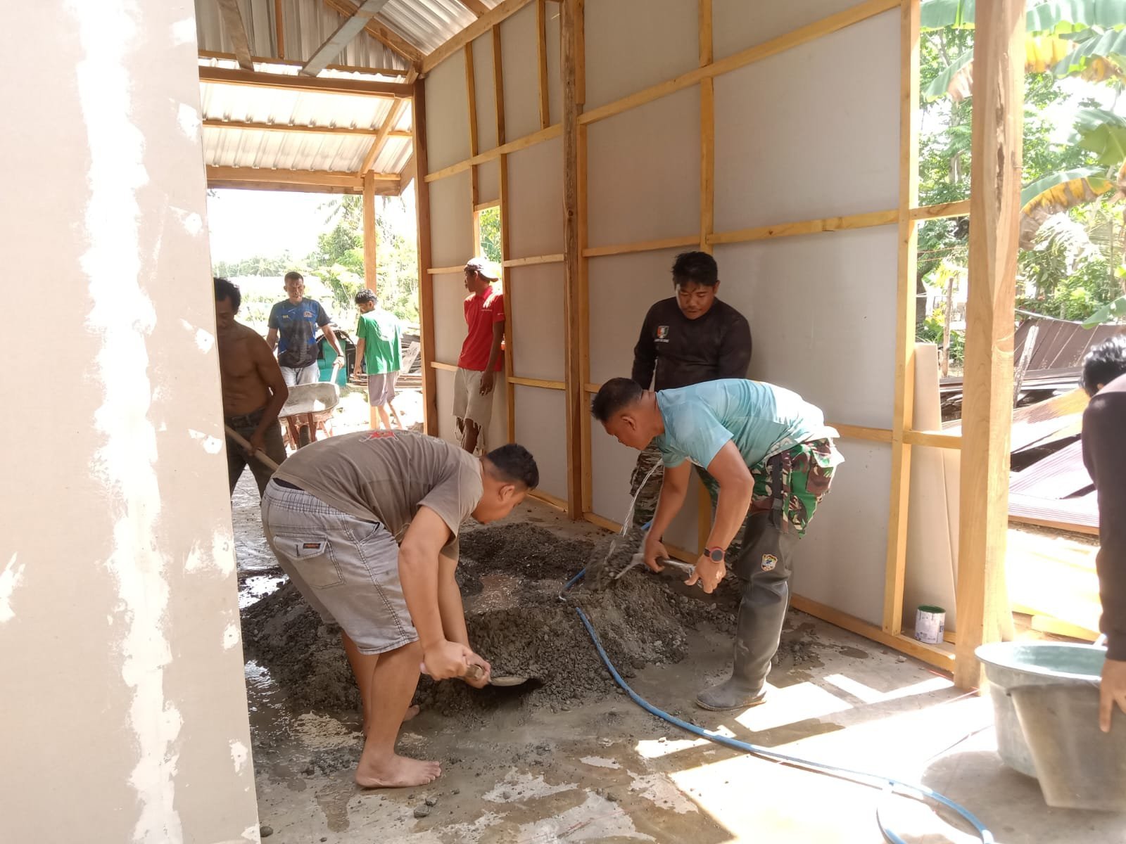 Kodim 1407/Bone Lanjutkan Pengecoran Lantai RTLH Bersama Warga Maroanging