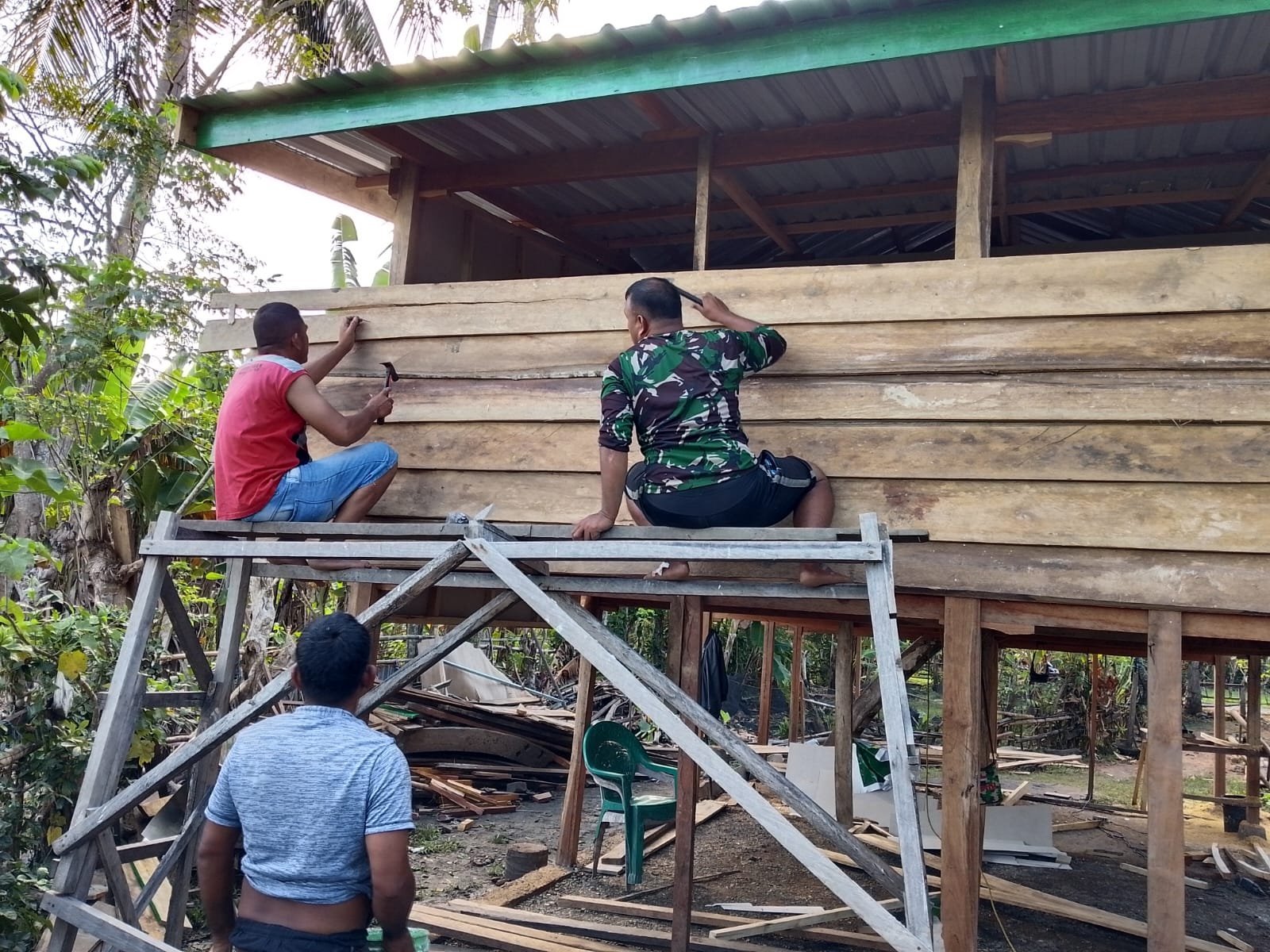 Kodim 1407/Bone Turunkan Satgas TMMD untuk Rehabilitasi Rumah di Desa Mallusetasi