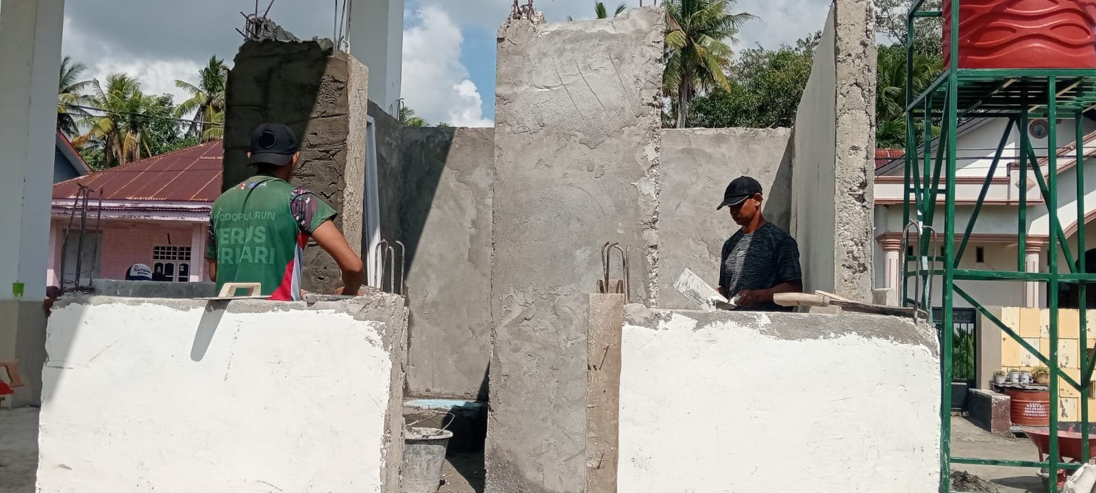 Satgas TMMD dan Warga Sibulue Melaksanakan Pembuatan Dudukan Kloset