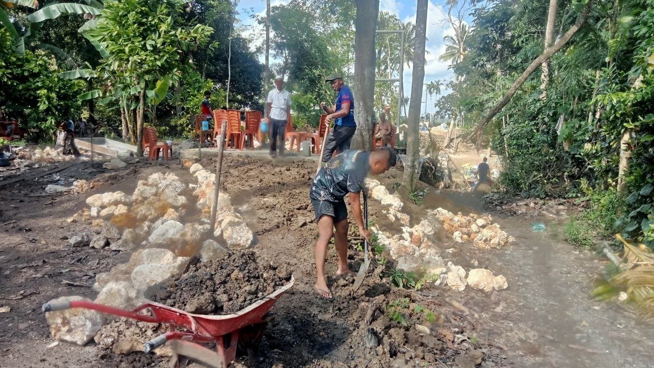 Satgas TMMD Kodim 1407/Bone dan Warga Ratakan Jalur Menuju Jembatan Gantung di Tadang Palie