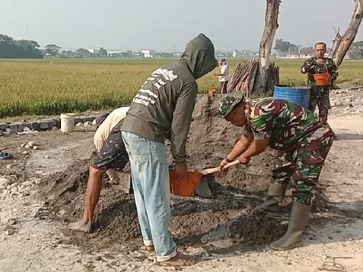 Pendampingan Pekerjaan Mengaduk Material Bangunan pada TMMD Reguler Ke-129 Kodim 0726/Sukoharjo