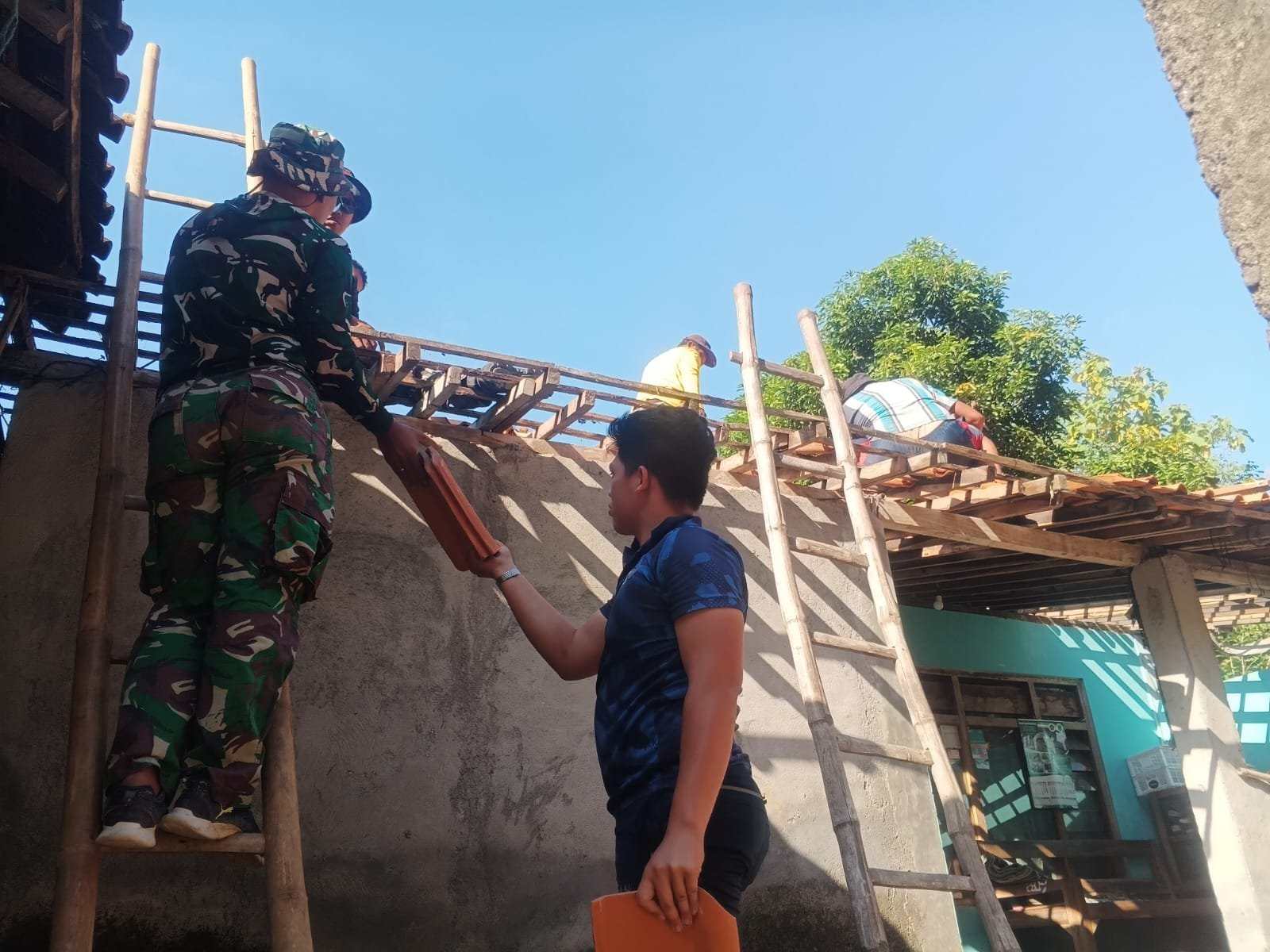 Pendampingan Satgas TMMD dalam Rehabilitasi Rumah Tidak Layak Huni di Parangjoro