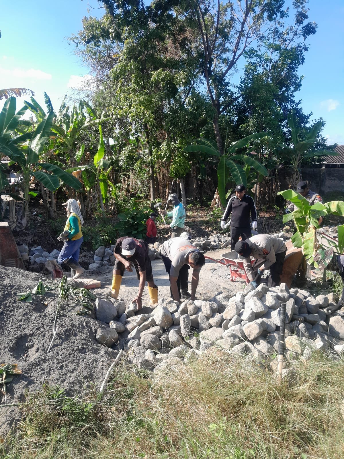 Kolaborasi TMMD Reguler Ke-129 di Parangjoro Garap Talud dan Saluran Air