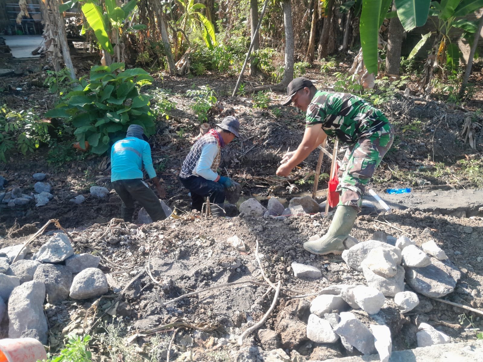 Keterlibatan Kodim 0726/Sukoharjo dalam Pengerjaan Talud di Desa Parangjoro