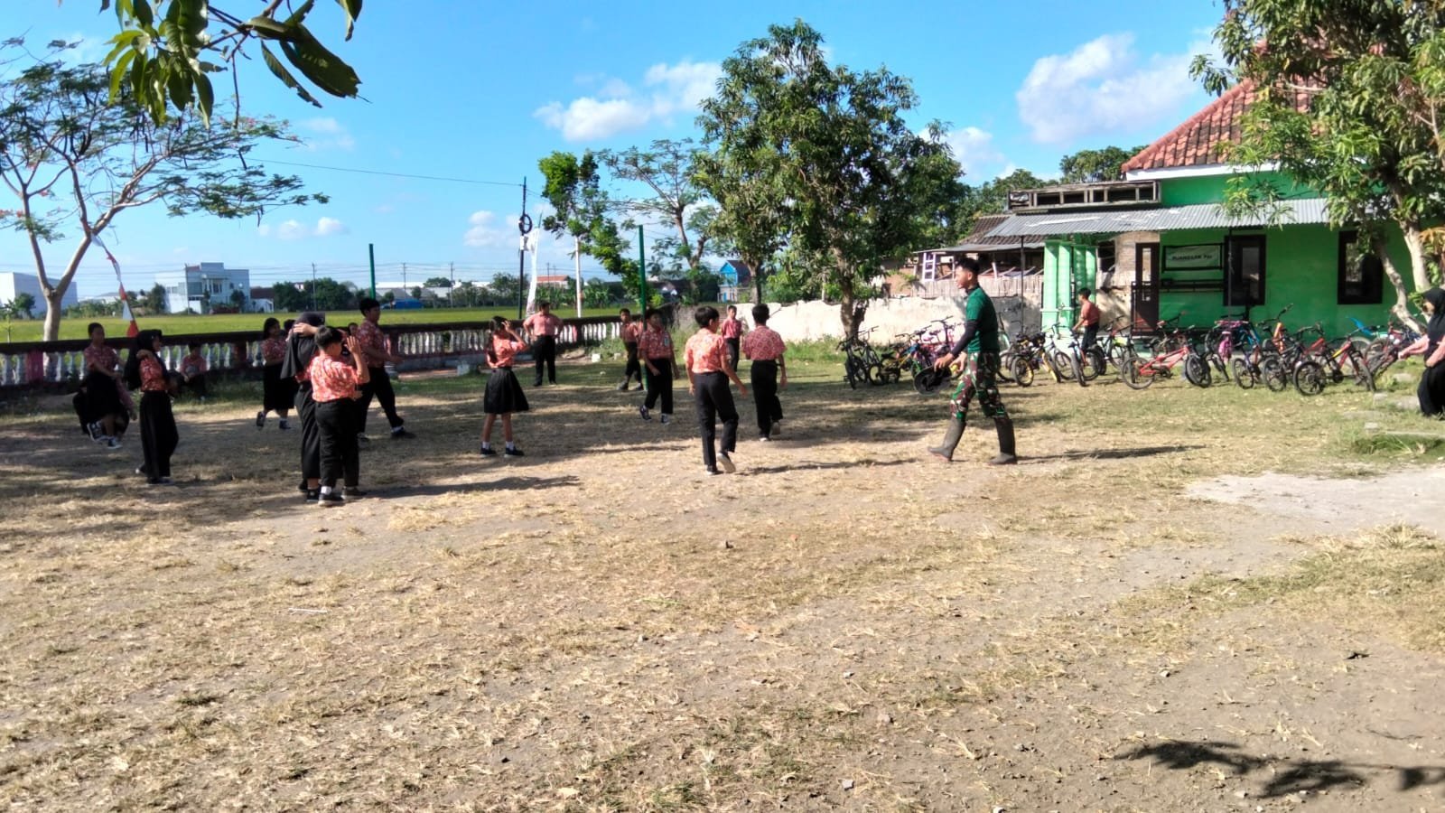 Kebahagiaan Anak di Lokasi Pengerjaan TMMD Reguler Ke-129 Kabupaten Sukoharjo