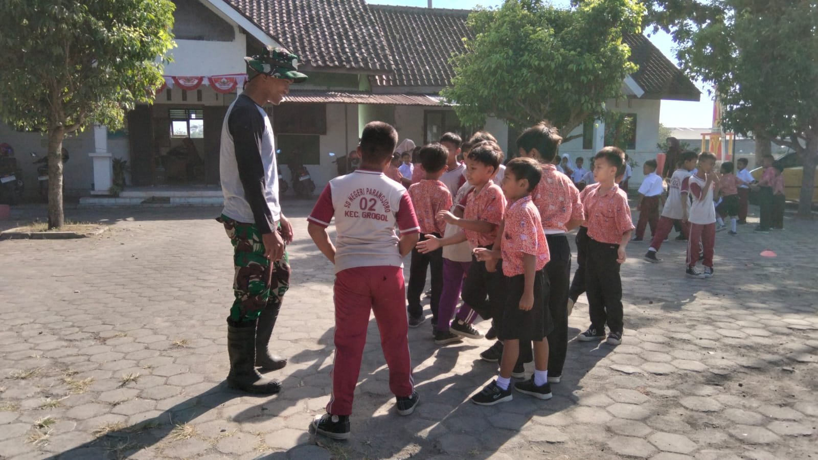 Kegiatan Edukatif Satgas TMMD di SDN Parangjoro 02 Sebagai Bagian dari TMMD Reguler Ke-129 Kodim 0726/Sukoharjo