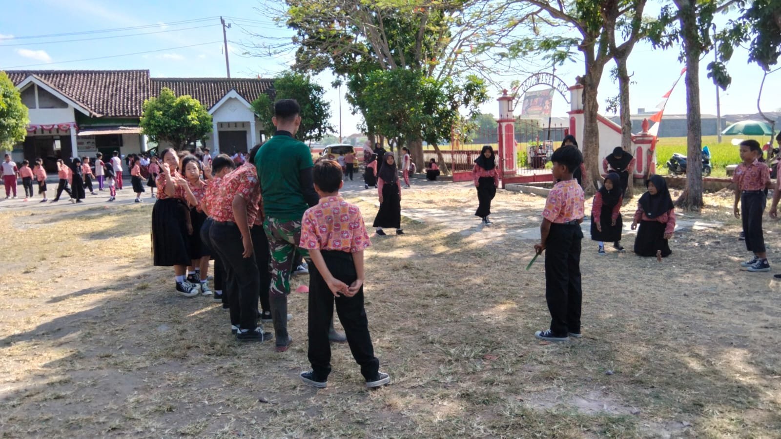 Desa Parangjoro Dapatkan Perhatian Pembangunan dan Kunjungan Sosial dari Satgas TMMD