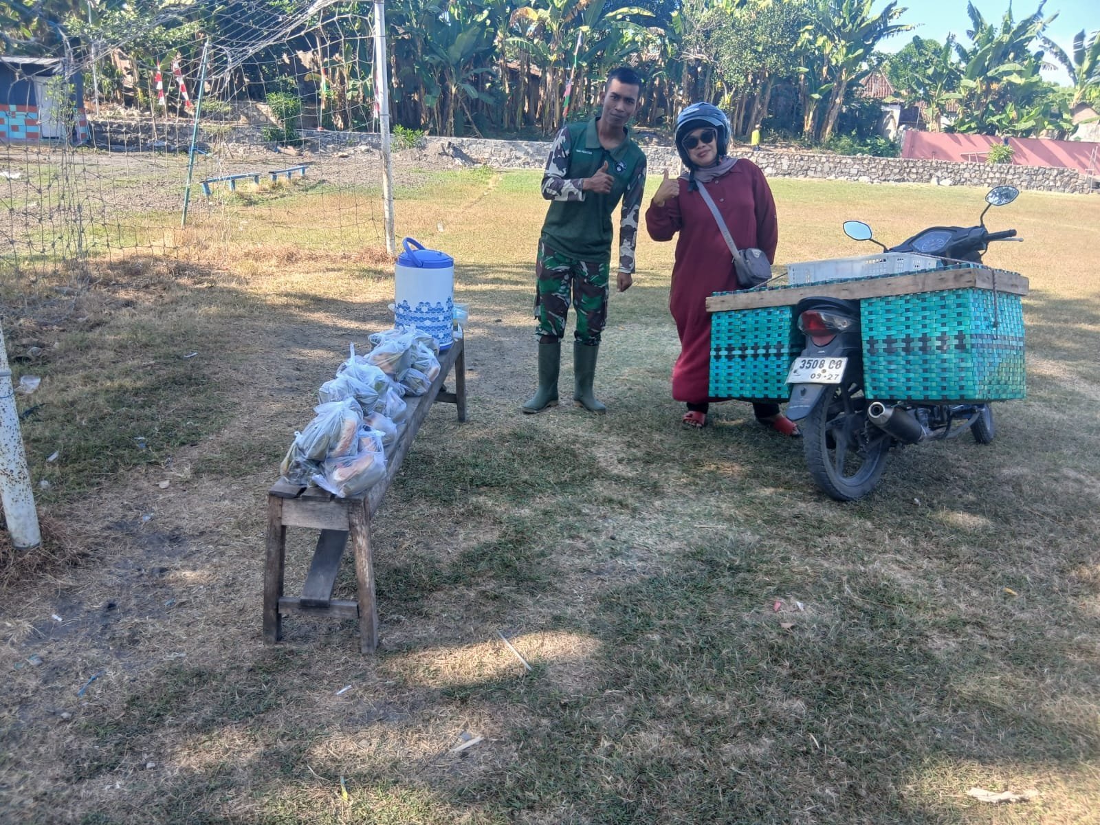 Warga Desa Parangjoro Bawa Makanan dan Minuman ke Lokasi TMMD Kodim 0726/Sukoharjo