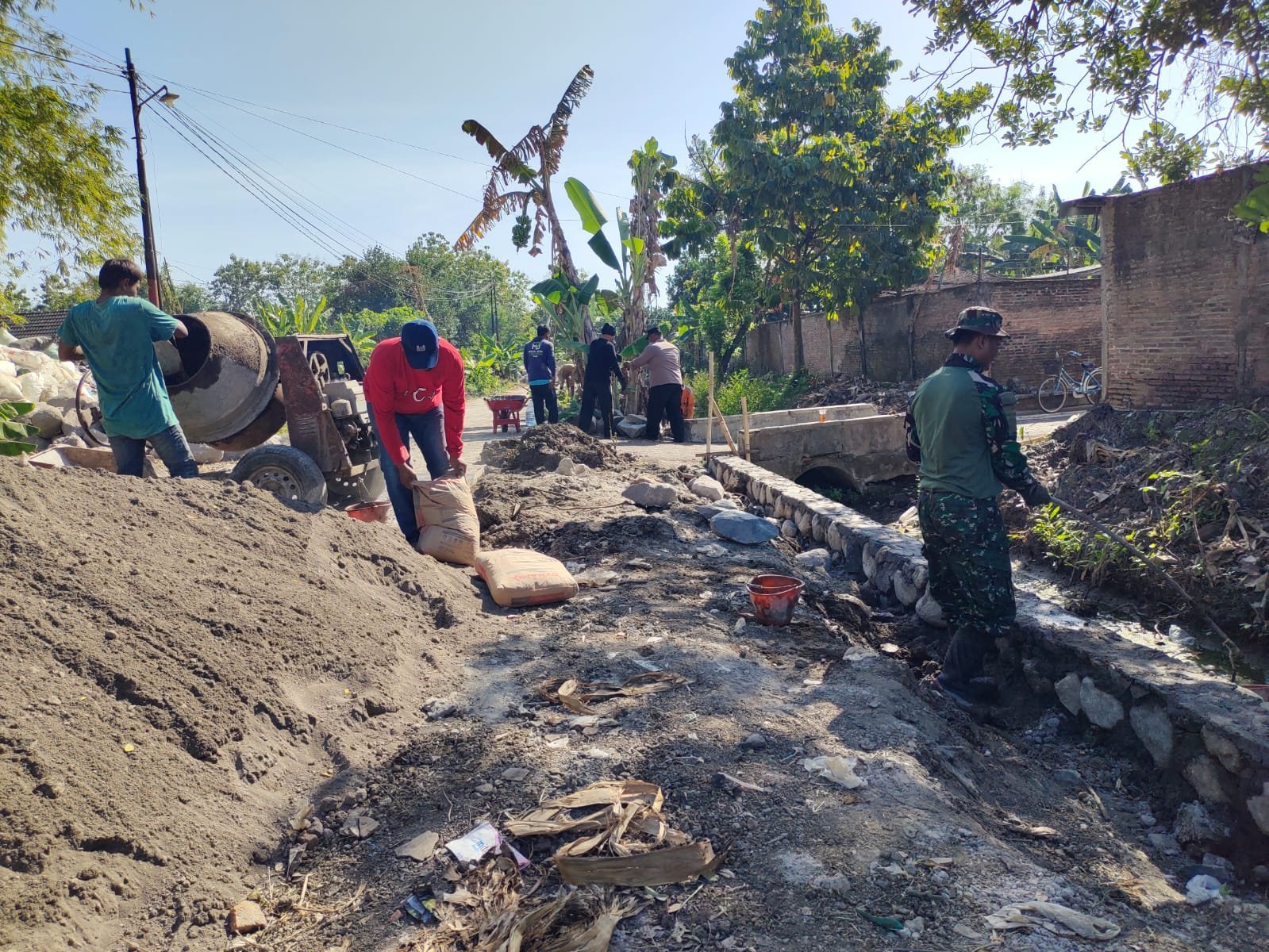 Kehadiran Molen di Dusun Jengkangan Tandai Hari Kesembilan TMMD Reguler ke-129 Kodim 0726/Sukoharjo di Desa Parangjoro