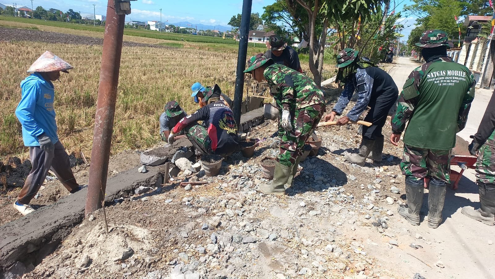 Sukoharjo: Teriknya Matahari Menyertai Gotong Royong TMMD di Dusun Jengkangan