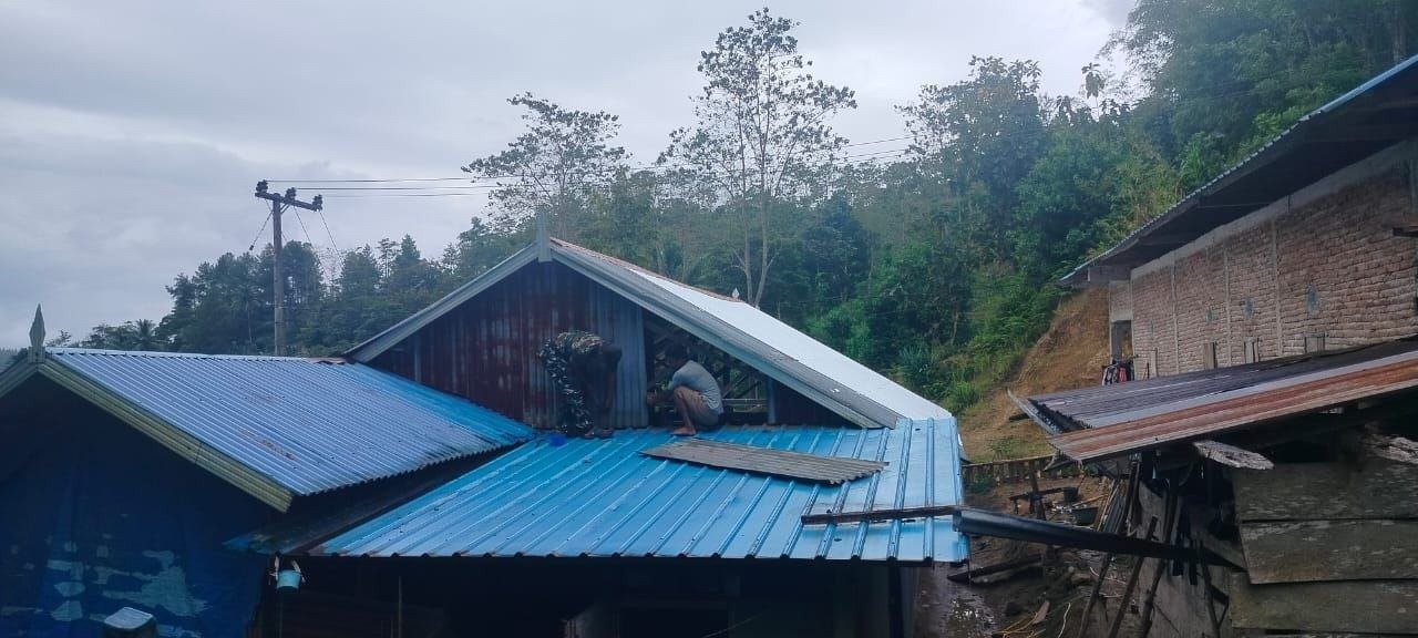 Satgas TMMD Ke-129 dan Masyarakat Selesaikan Tahap Pemasangan Atap di Desa Patukku