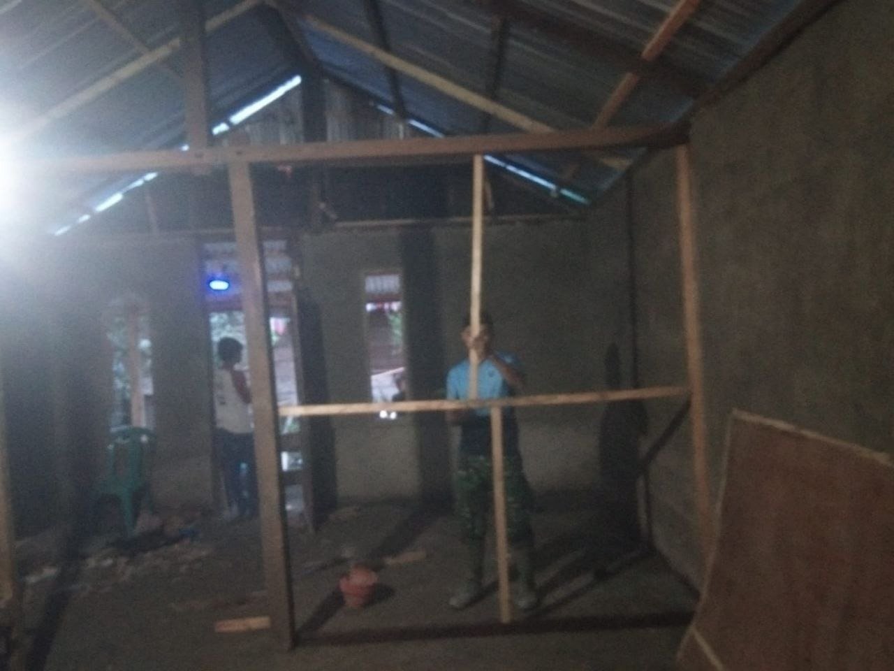 Warga dan Satgas TMMD Ke-129 Kodim 1407/Bone Benahi Hunian Bapak Bella di Desa Patukku dengan Sekat Baru