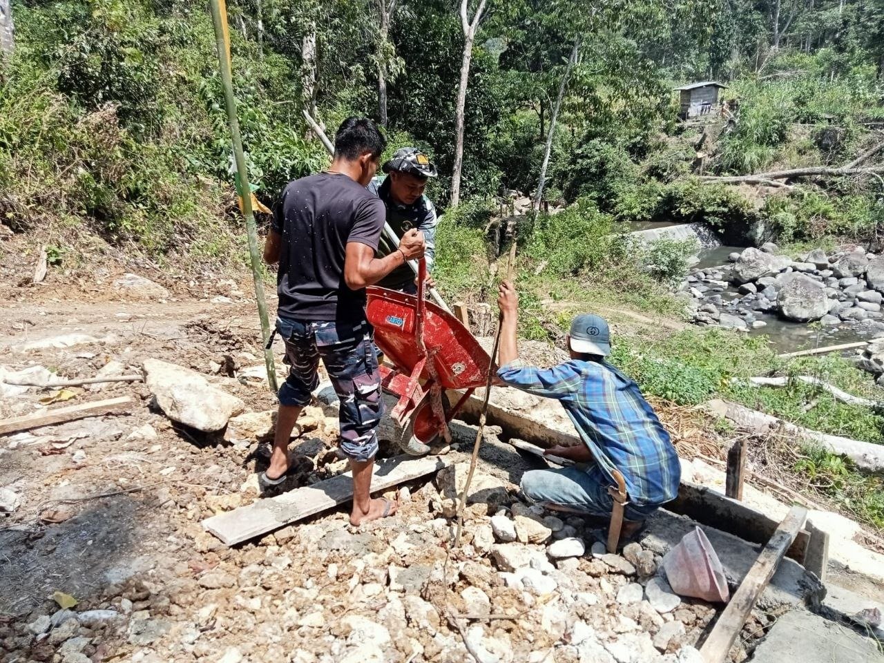 Warga dan Satgas TMMD Gotong Royong Bangun Rabat Beton di Kecamatan Bontocani