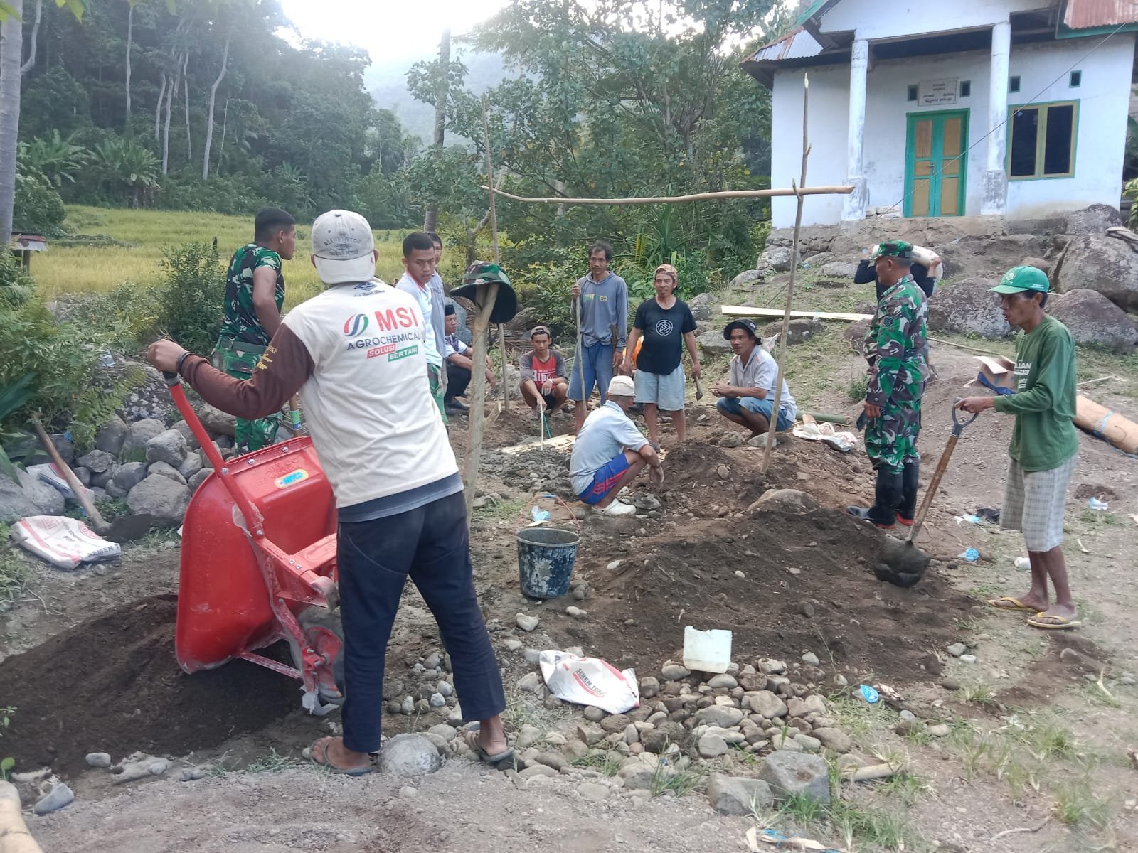 Desa Langi Jadi Titik Gotong Royong Pembangunan Jambanisasi/MCK oleh Satgas TMMD