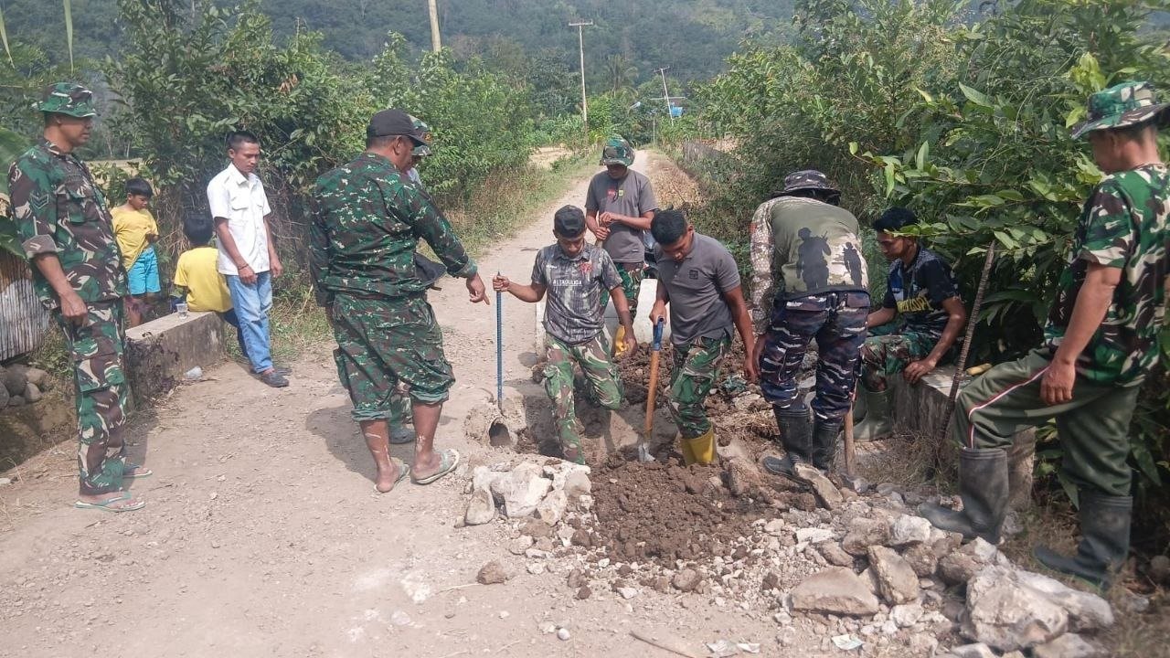 Aksi Perbaikan Dekker di Kecamatan Bontocani Dilaksanakan oleh Satgas dan Warga