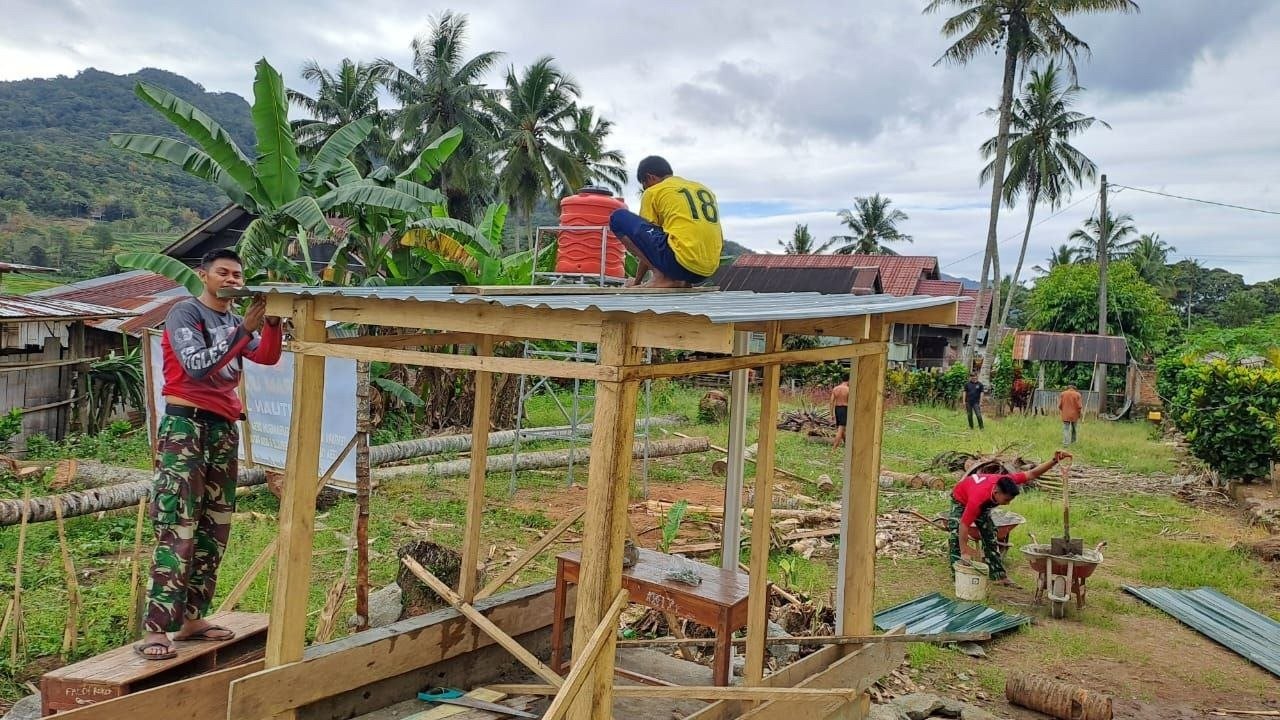Satgas TMMD dan Masyarakat Bersinergi Bangun Fasilitas Sanitasi di Langi