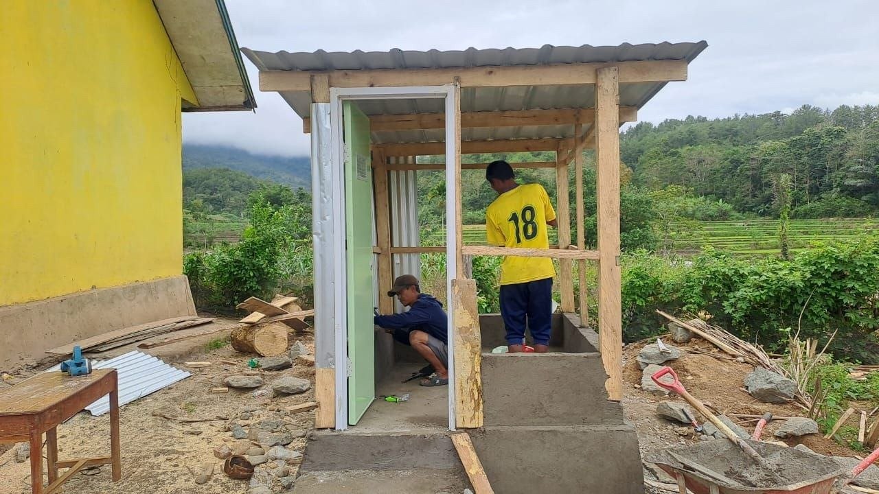 Masyarakat Dusun Langi Ikut Turun Tangan Bersama Satgas TMMD Bangun Jambanisasi Titik 1