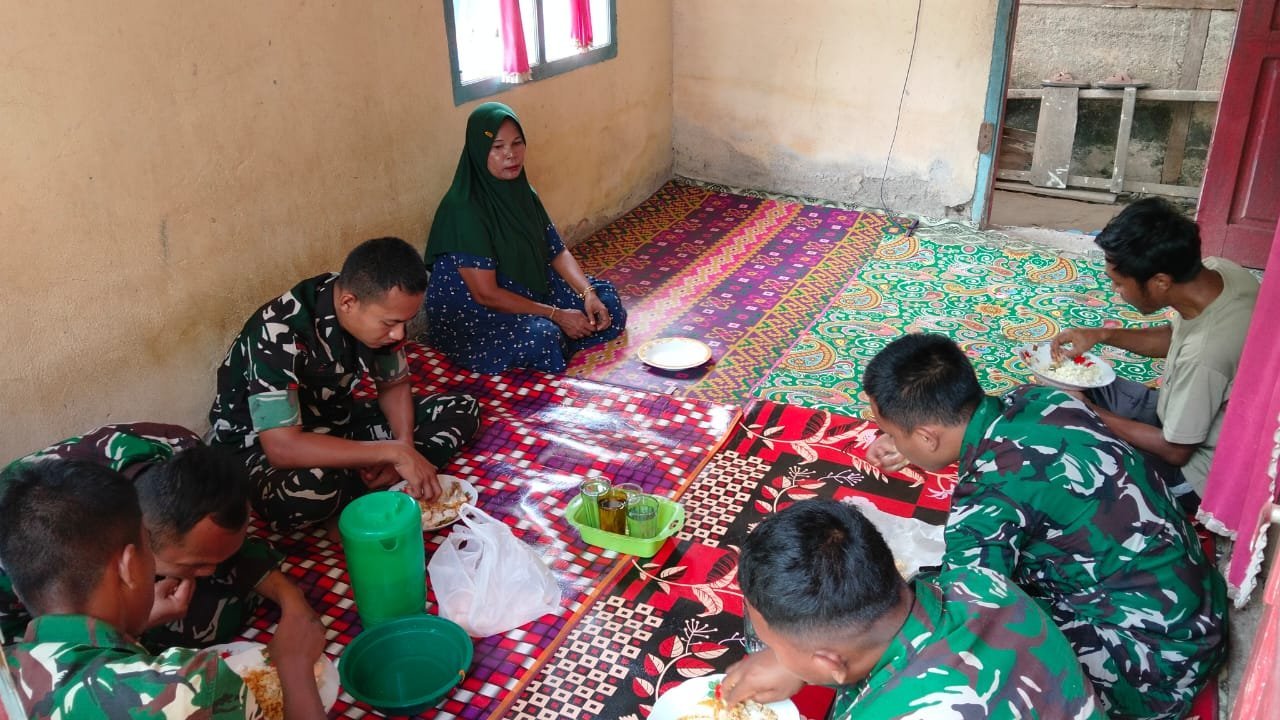 Satgas TMMD Ke-129 Kodim 0114/Aceh Jaya dan Warga Sarah Raya Santap Bersama