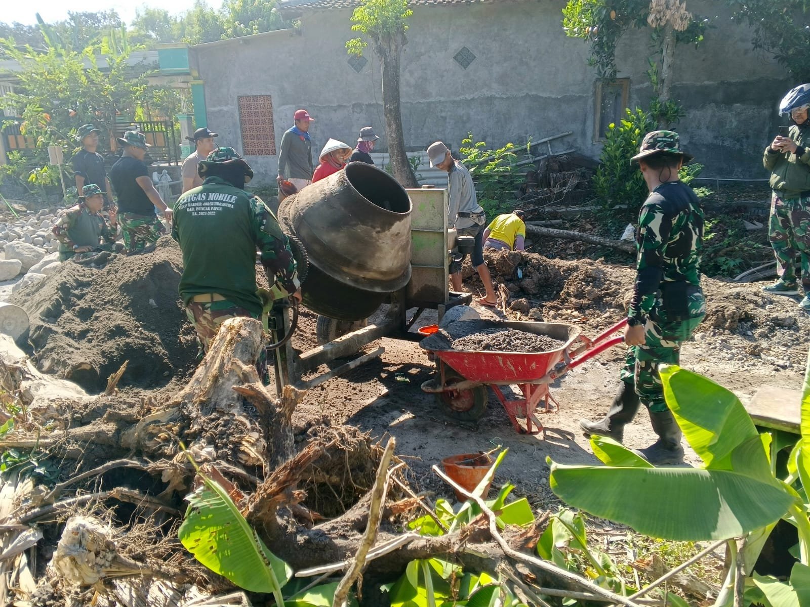 Masyarakat dan Aparat Bersinergi Selesaikan Berbagai Pekerjaan di TMMD Parangjoro