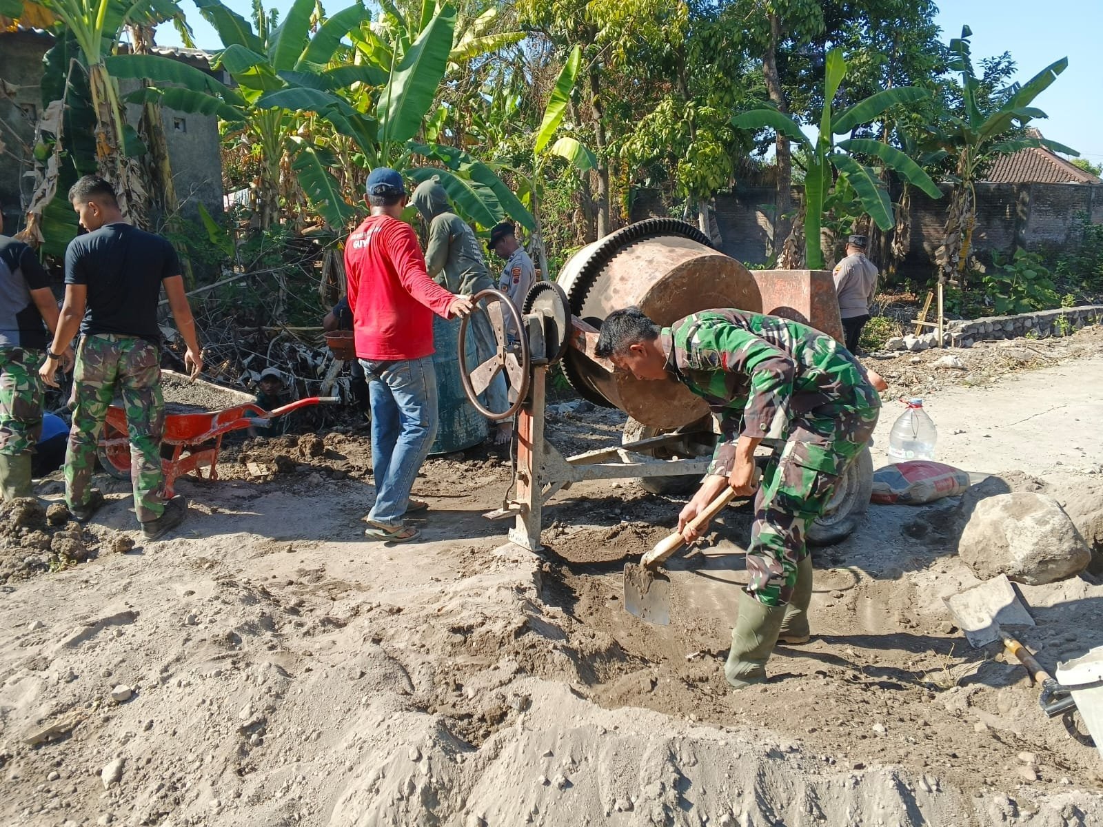 Kolaborasi Masyarakat dan Kodim 0726/Sukoharjo dalam TMMD Reguler ke-129 Desa Parangjoro