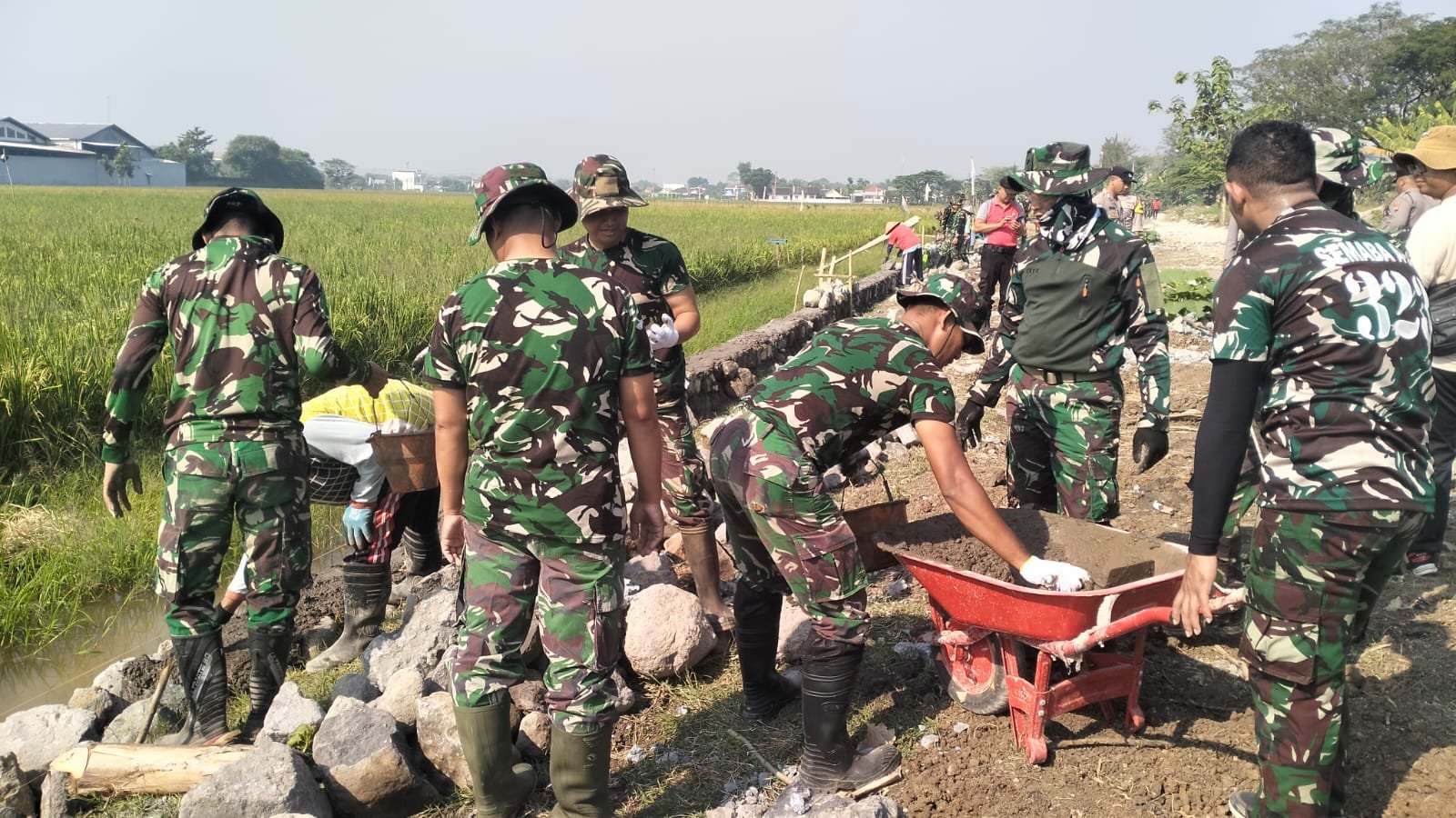 Aksi Gotong Royong Satgas TMMD Selesaikan Pembangunan Talud di Sukoharjo