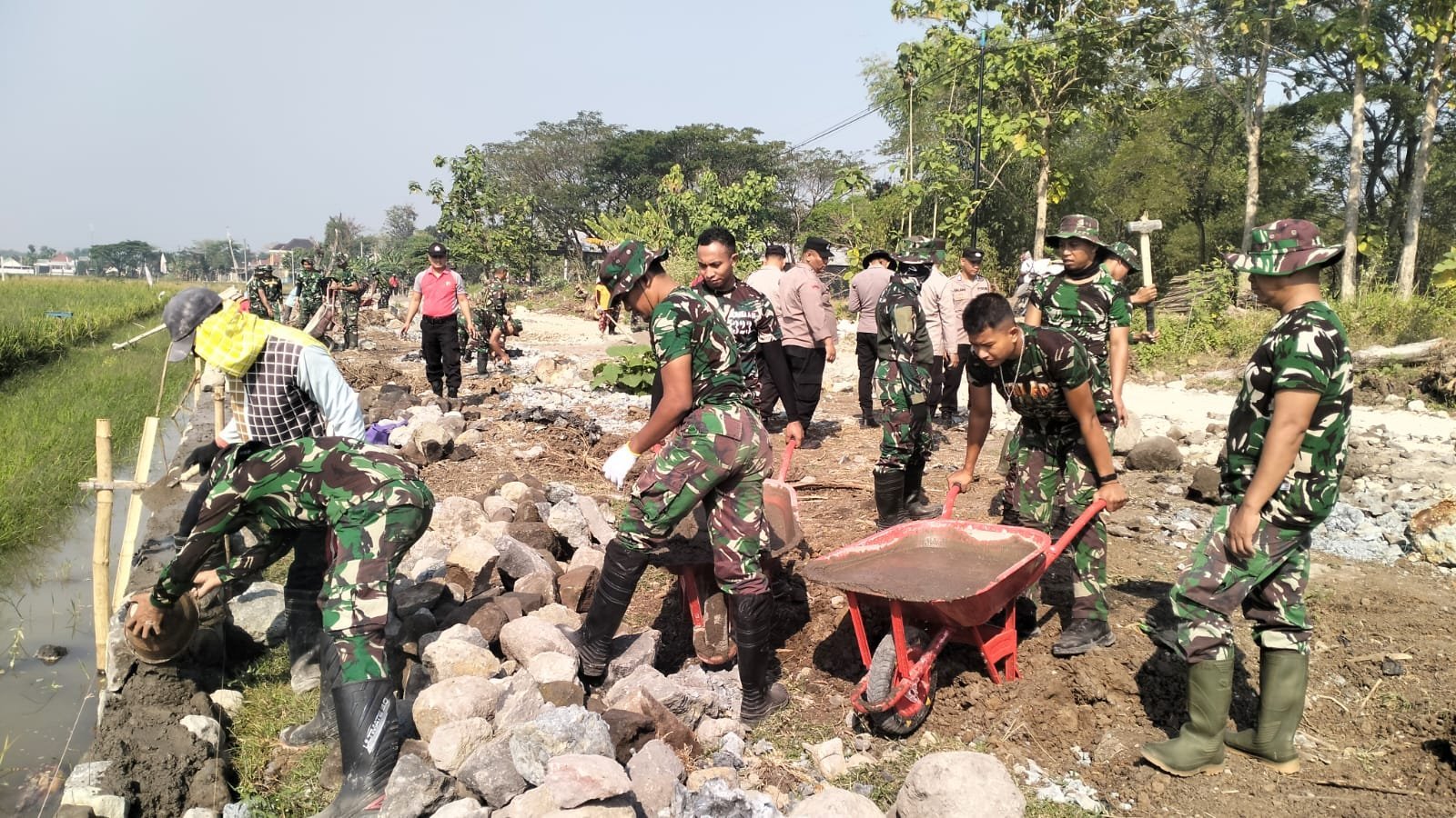 Pekerjaan Talud di Kawasan Persawahan Parangjoro Dikerjakan Bersama Satgas TMMD
