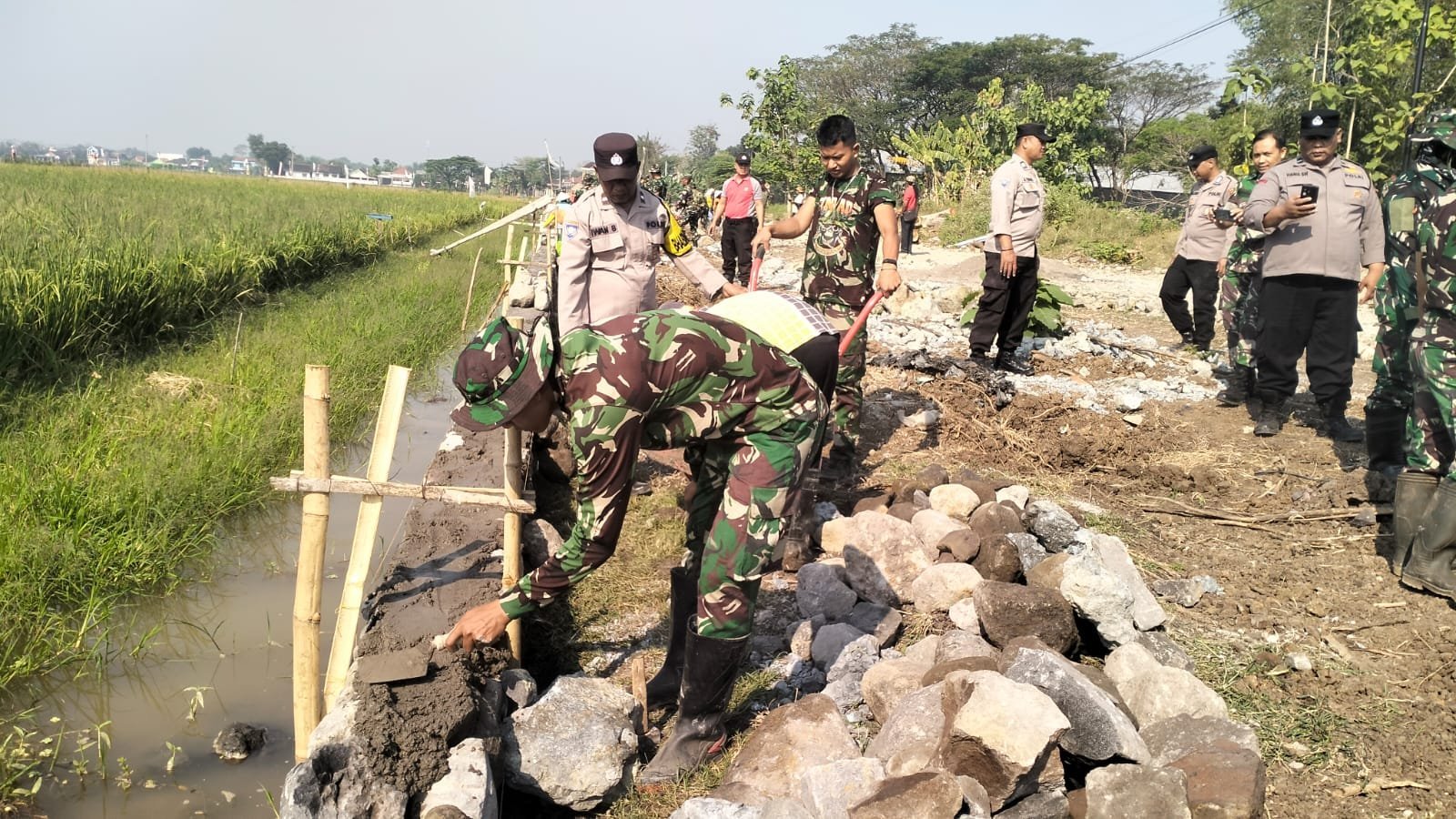 Kodim 0726/Sukoharjo Bangun Talud di Desa Parangjoro Melalui TMMD Reguler ke-129 untuk Lahan Pertanian