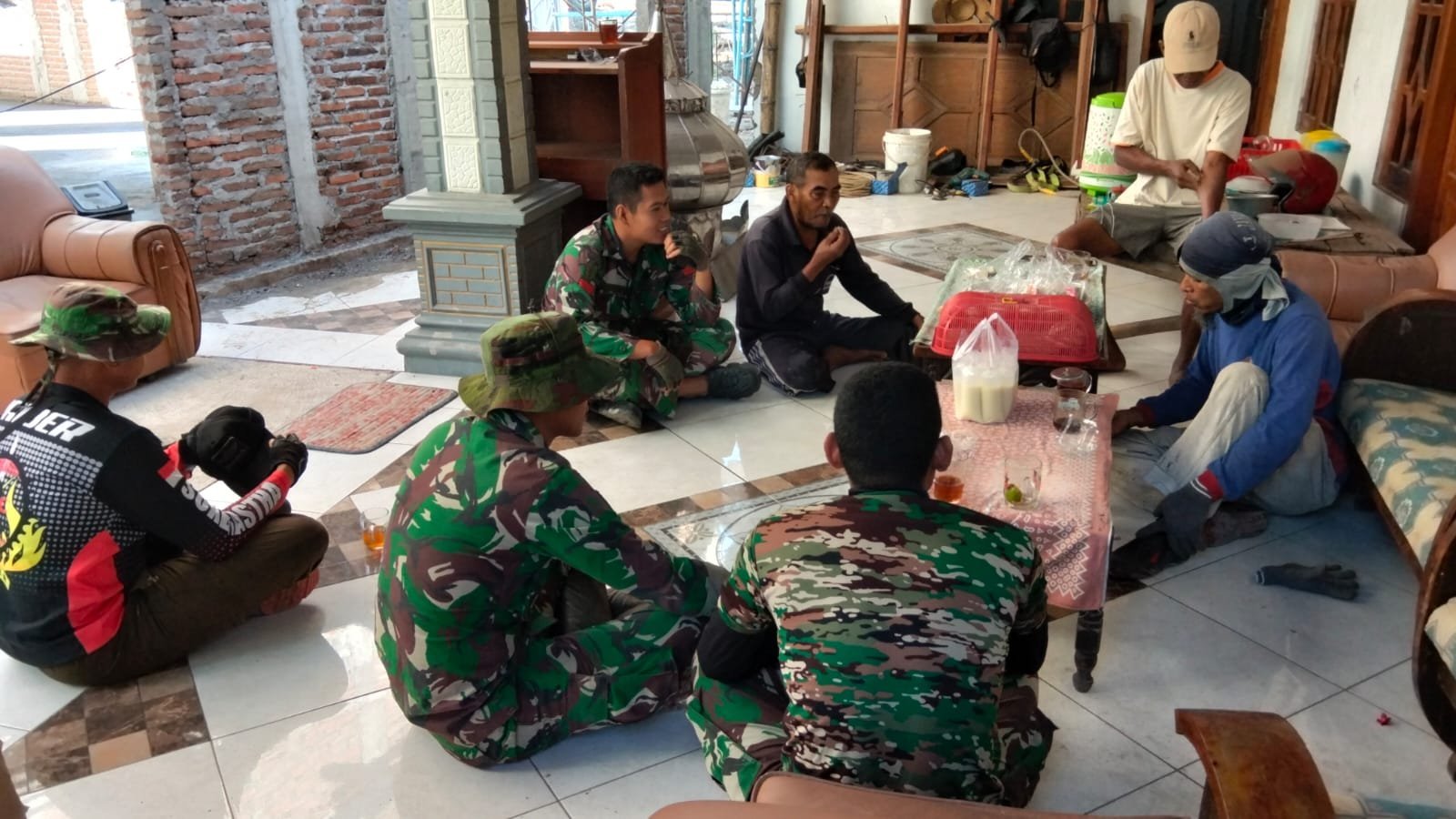Kebersamaan Warga dan Prajurit Warnai Pembangunan TMMD di Parangjoro