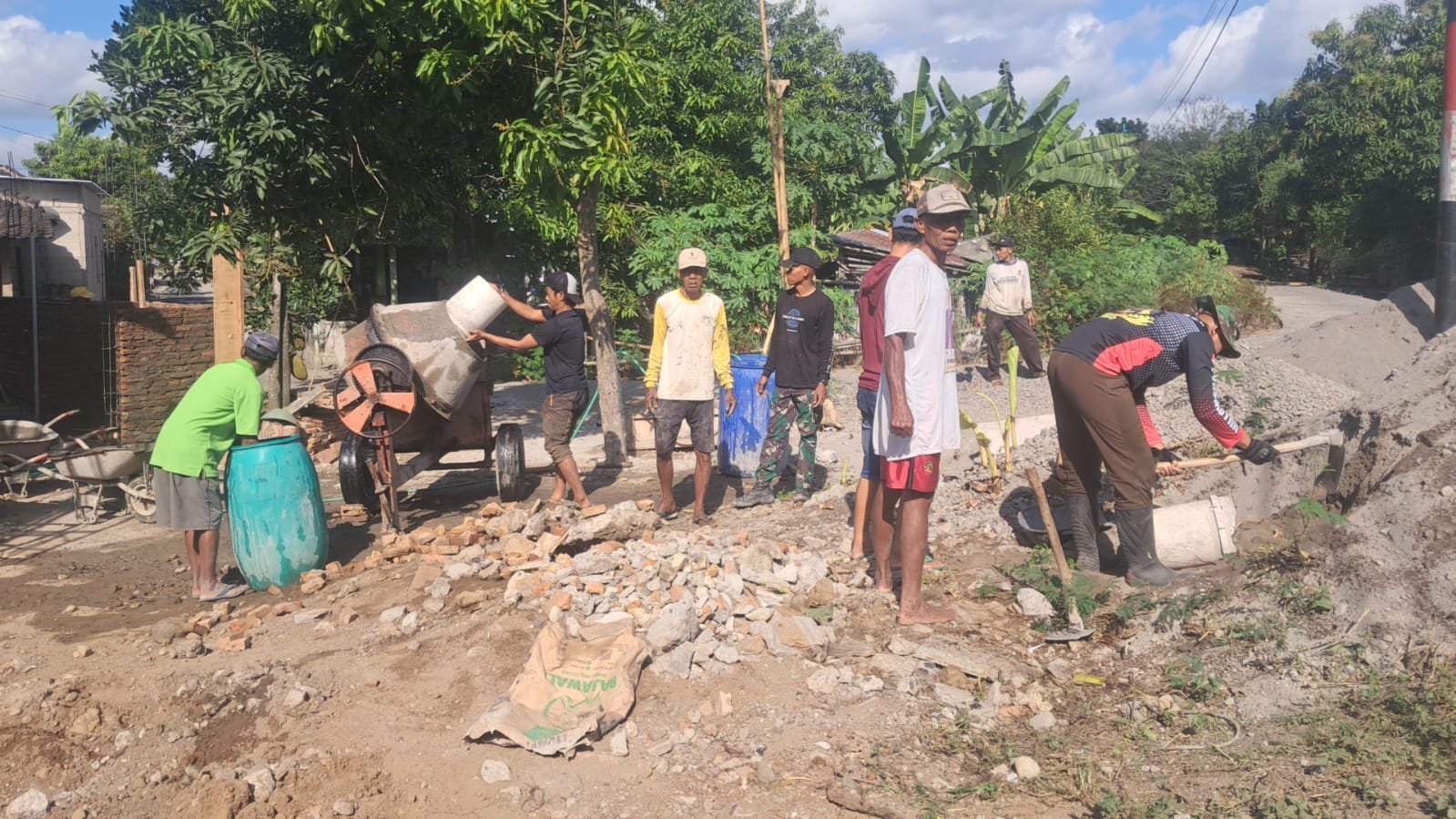 Suasana Pagi di Lokasi TMMD: Satgas Kodim 0726/Sukoharjo dan Warga Parangjoro Berbincang