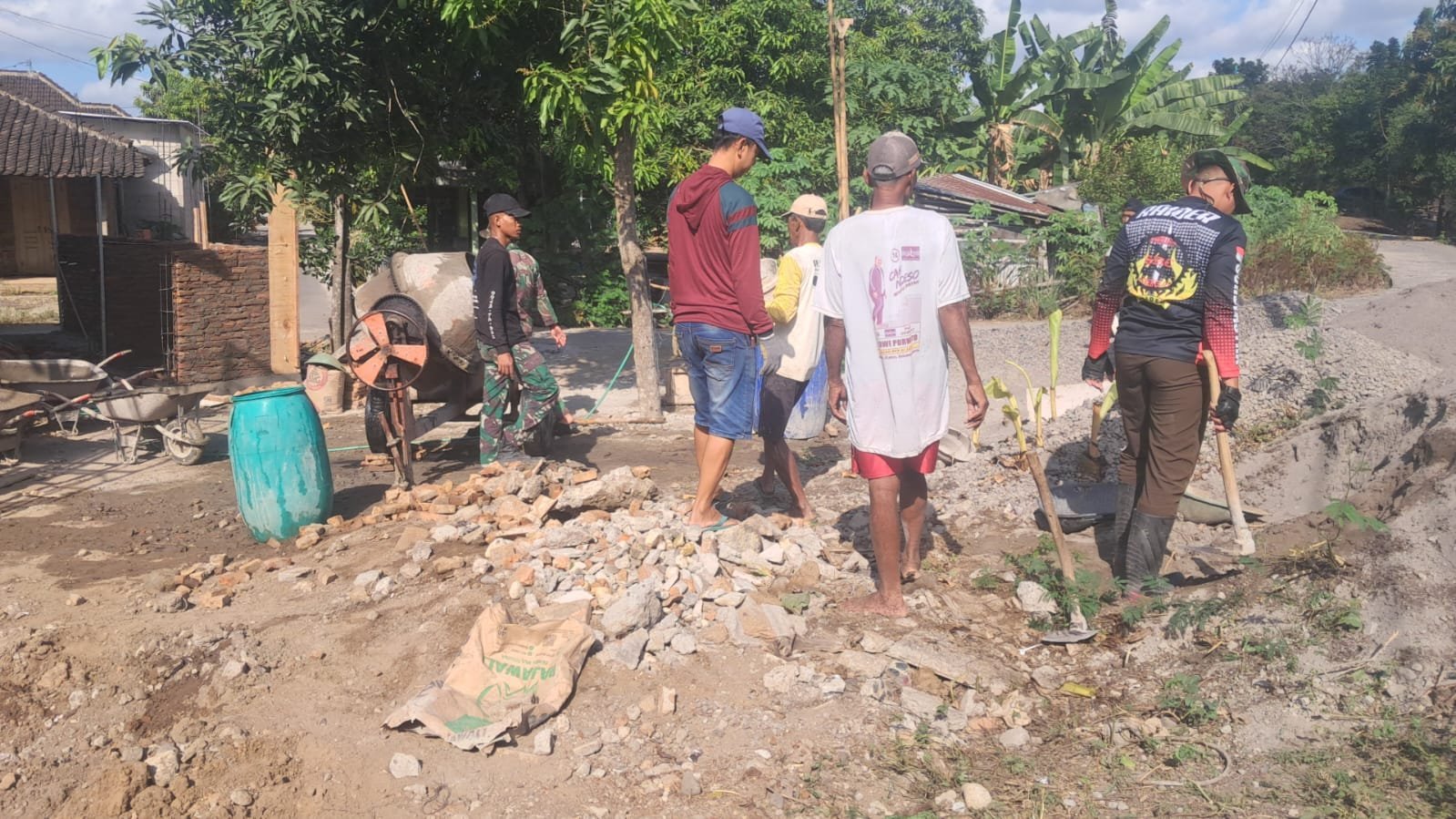Suasana Pra-Kerja: Satgas TMMD Berkumpul Bersama Warga di Desa Parangjoro