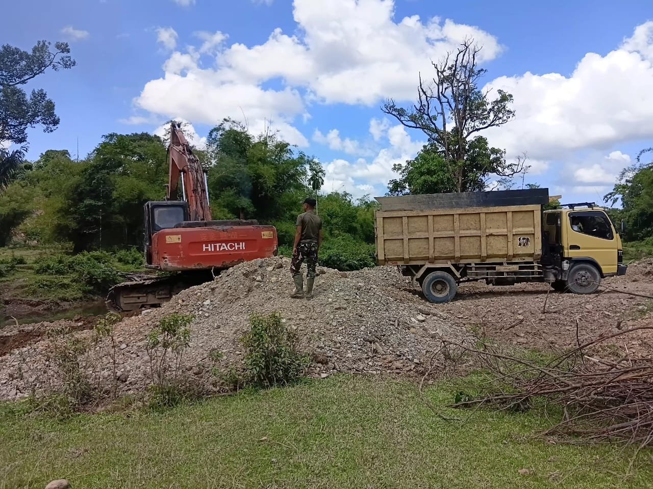 TMMD Kodim 0114/Aceh Jaya: Armada Pengangkut dan Excavator Percepat Peningkatan Jalan
