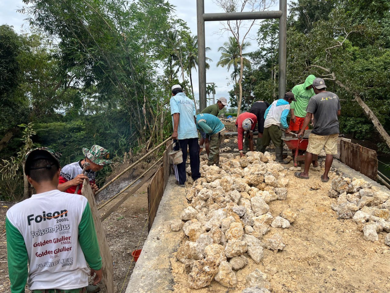 Perataan Timbunan sebagai Tahap Awal Penguatan Akses Jembatan Gantung di Desa Tadang Palie
