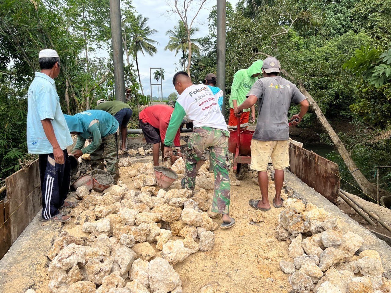 Pelaksanaan Pemerataan Timbunan oleh Satgas TMMD Kodim 1407/Bone di Jalur Jembatan Gantung