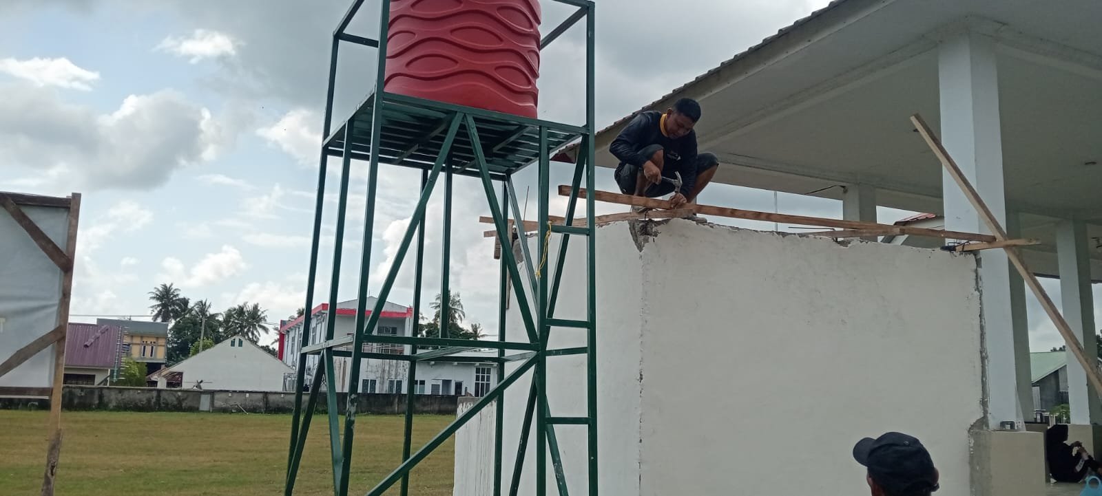 Kelanjutan Pembangunan Jambanisasi TMMD Ke-129: Pemasangan Kerangka Atap di Maroanging
