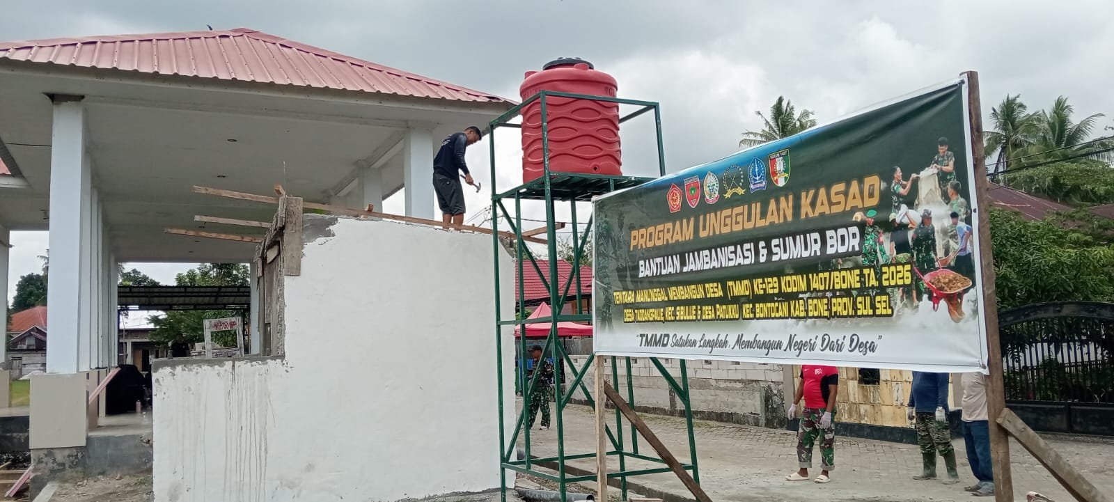 Sanitasi Lebih Baik: Satgas TMMD Kodim 1407/Bone Pasang Kerangka Atap di Kelurahan Maroanging