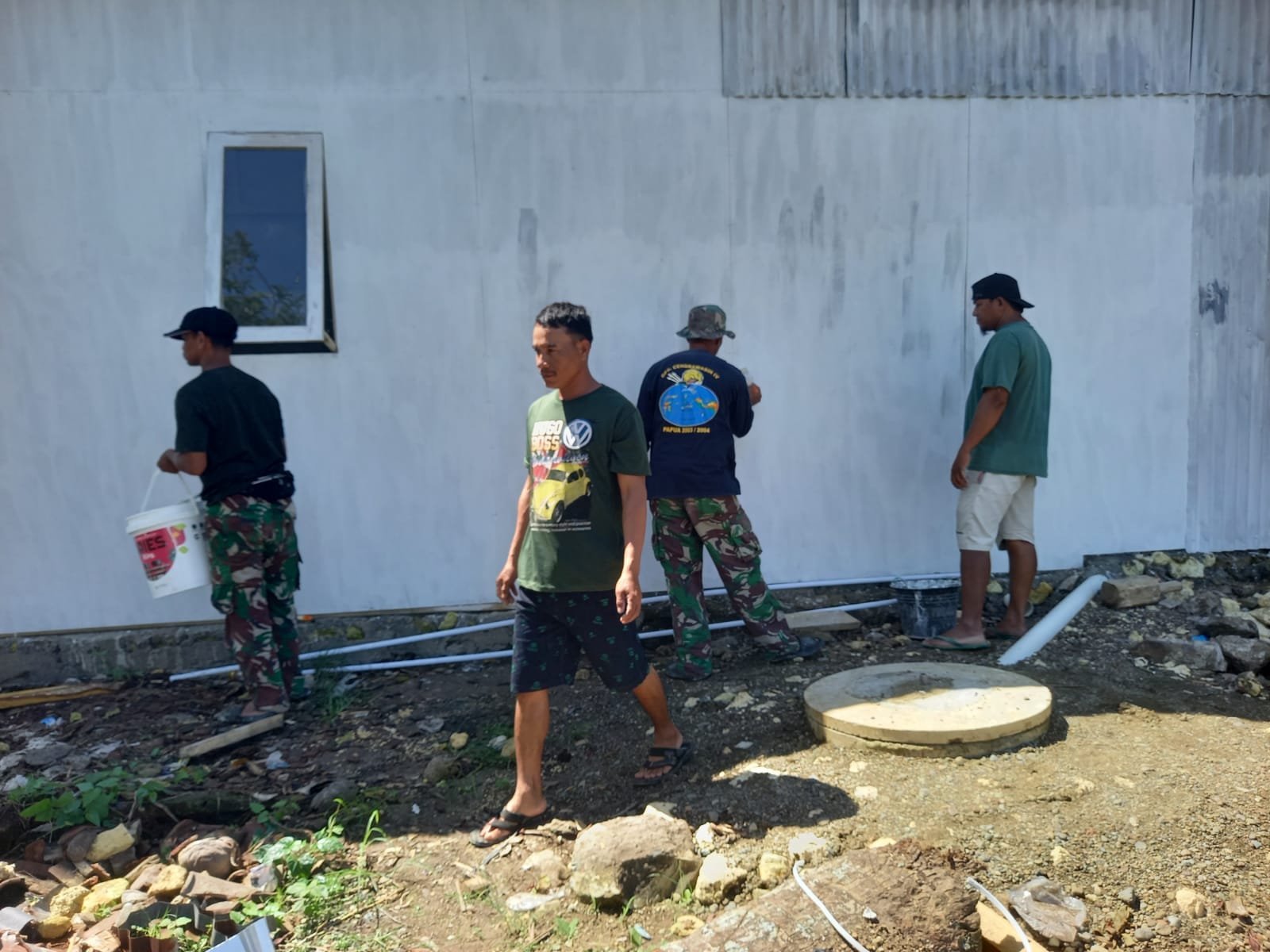 Personel Satgas TMMD Kodim 1407/Bone Mulai Sentuhan Akhir pada Rumah Ibu Rosmina