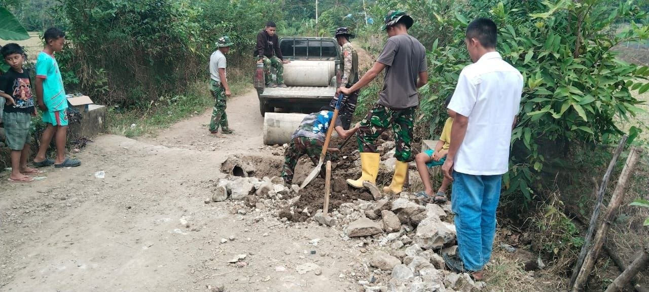 Pengiriman Material untuk Dekker di Desa Erecinnong Dilakukan Satgas TMMD Ke-129 Kodim 1407/Bone