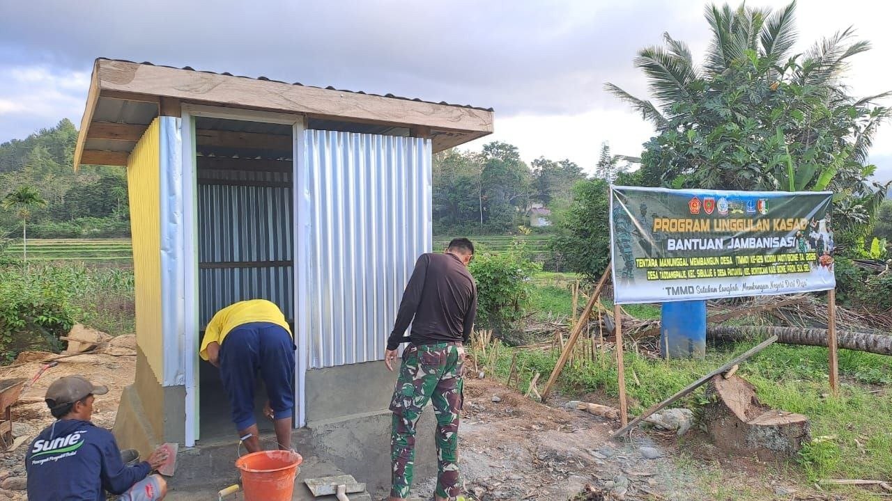 Penguatan Akses Sanitasi di Desa Langi oleh Satgas TMMD Ke-129 Kodim 1407/Bone dengan Pembangunan MCK