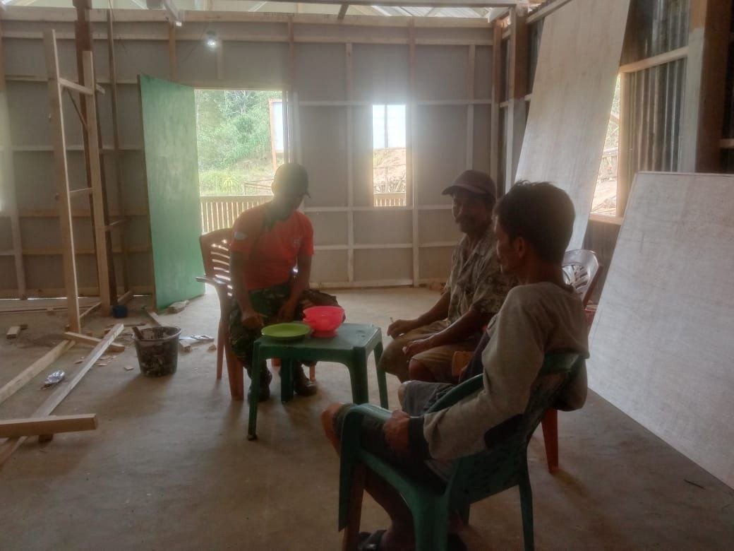 Komsos Satgas TMMD di Tengah Pekerjaan TMMD Ke-129 Kodim 1407/Bone di Pattuku