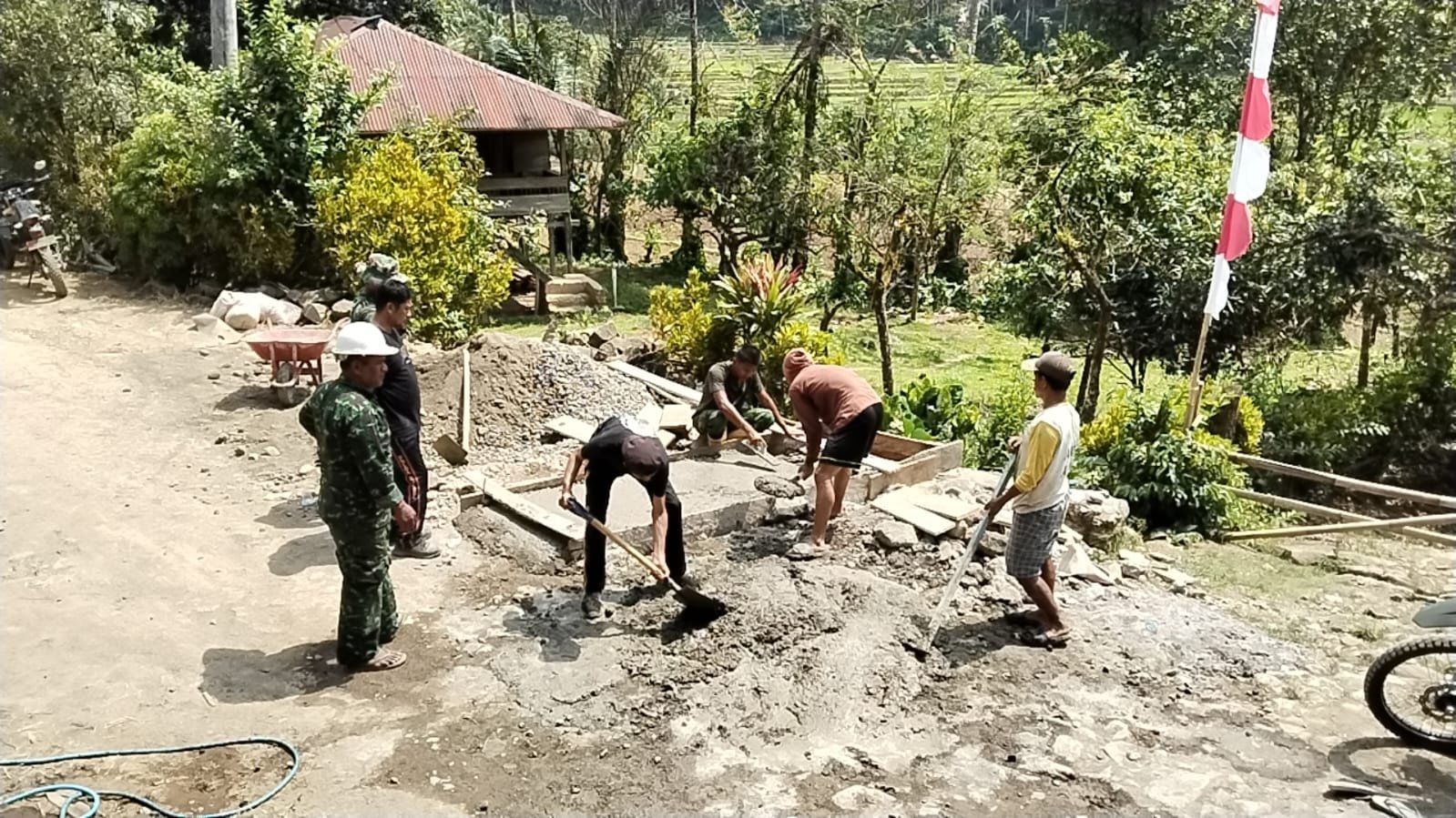 Satgas TMMD Ke-129 Terus Mengerjakan Dekker Titik 1 di Dusun Samaenre