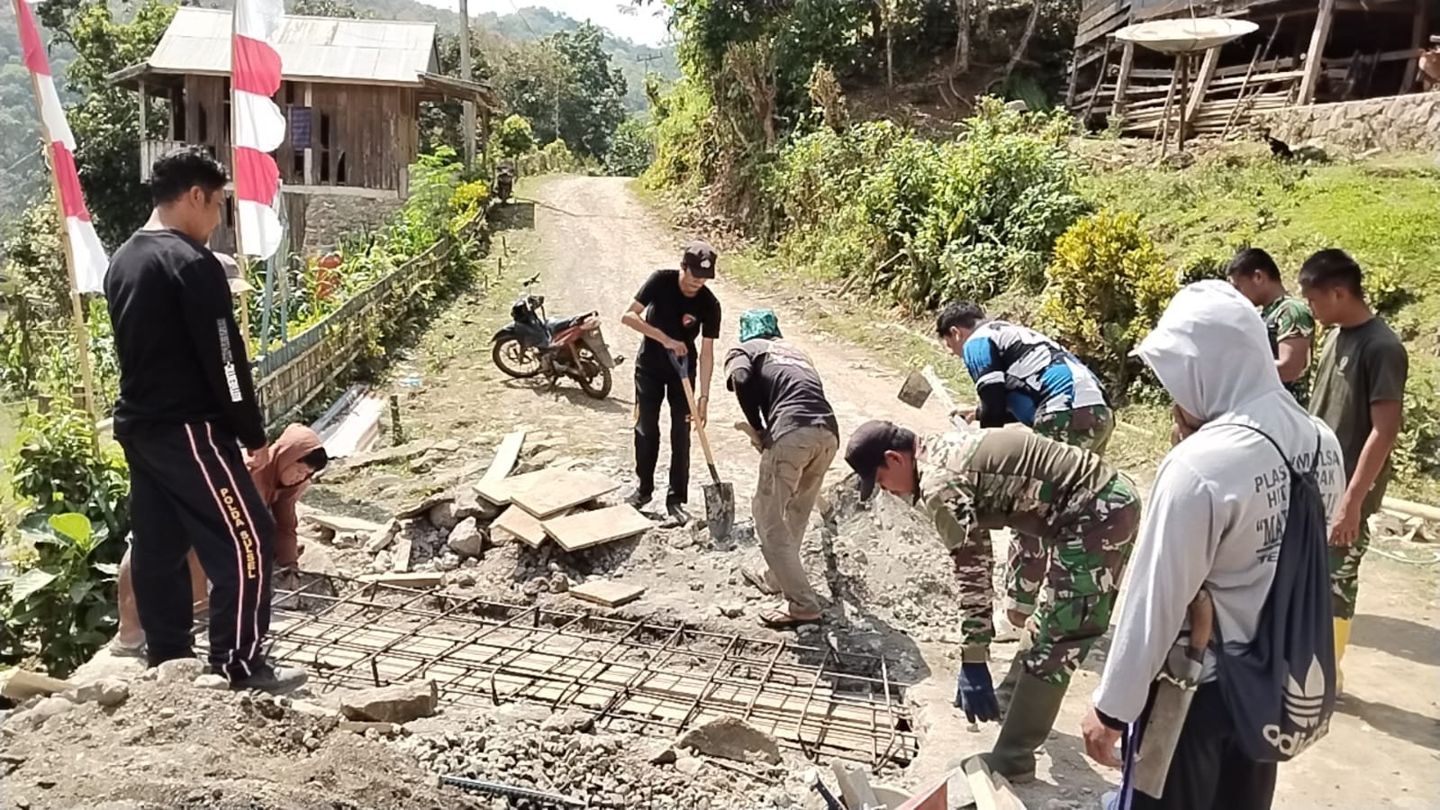 Perbaikan dekker Titik 1 di Kecamatan Bontocani menjadi sasaran TMMD Ke-129 Kodim 1407/Bone
