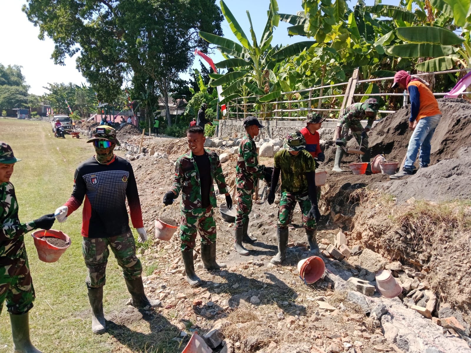 TMMD Kodim 0726/Sukoharjo dan Warga Merevitalisasi Lapangan Sudimoro dengan Talud