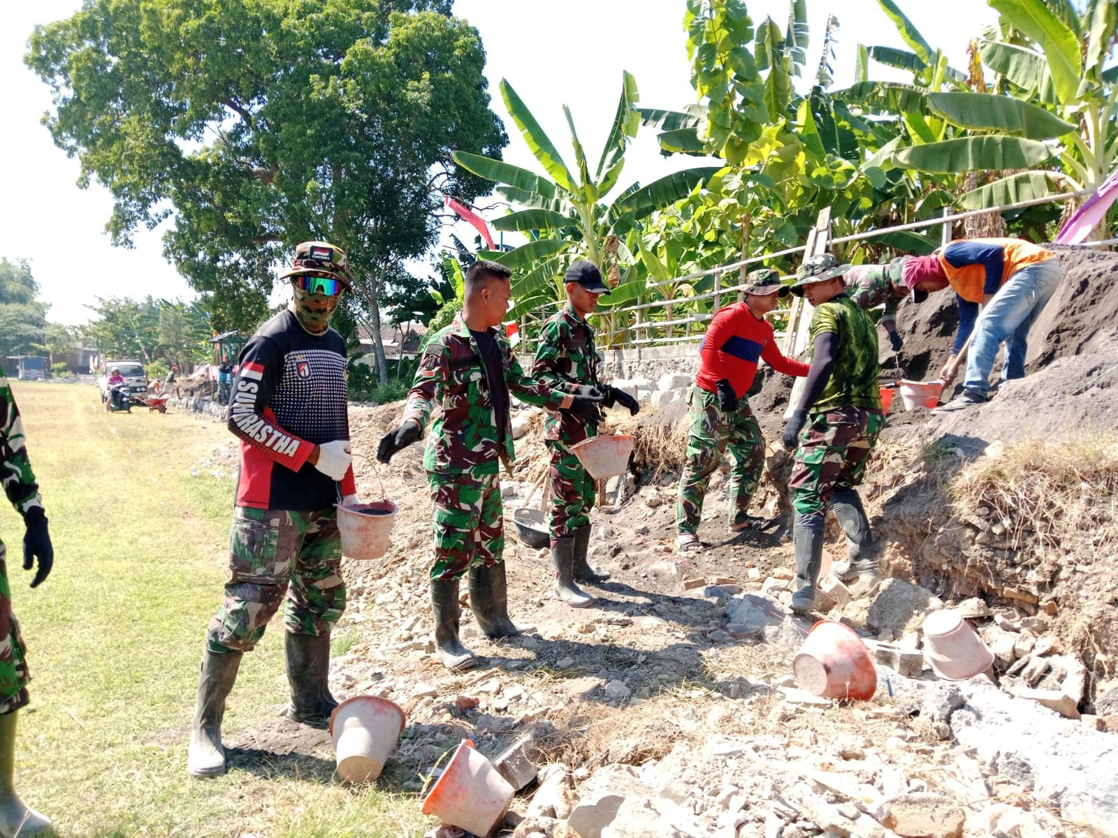 TNI Bersama Warga Estafet Ember di Lapangan Sudimoro, Desa Parangjoro, Sukoharjo