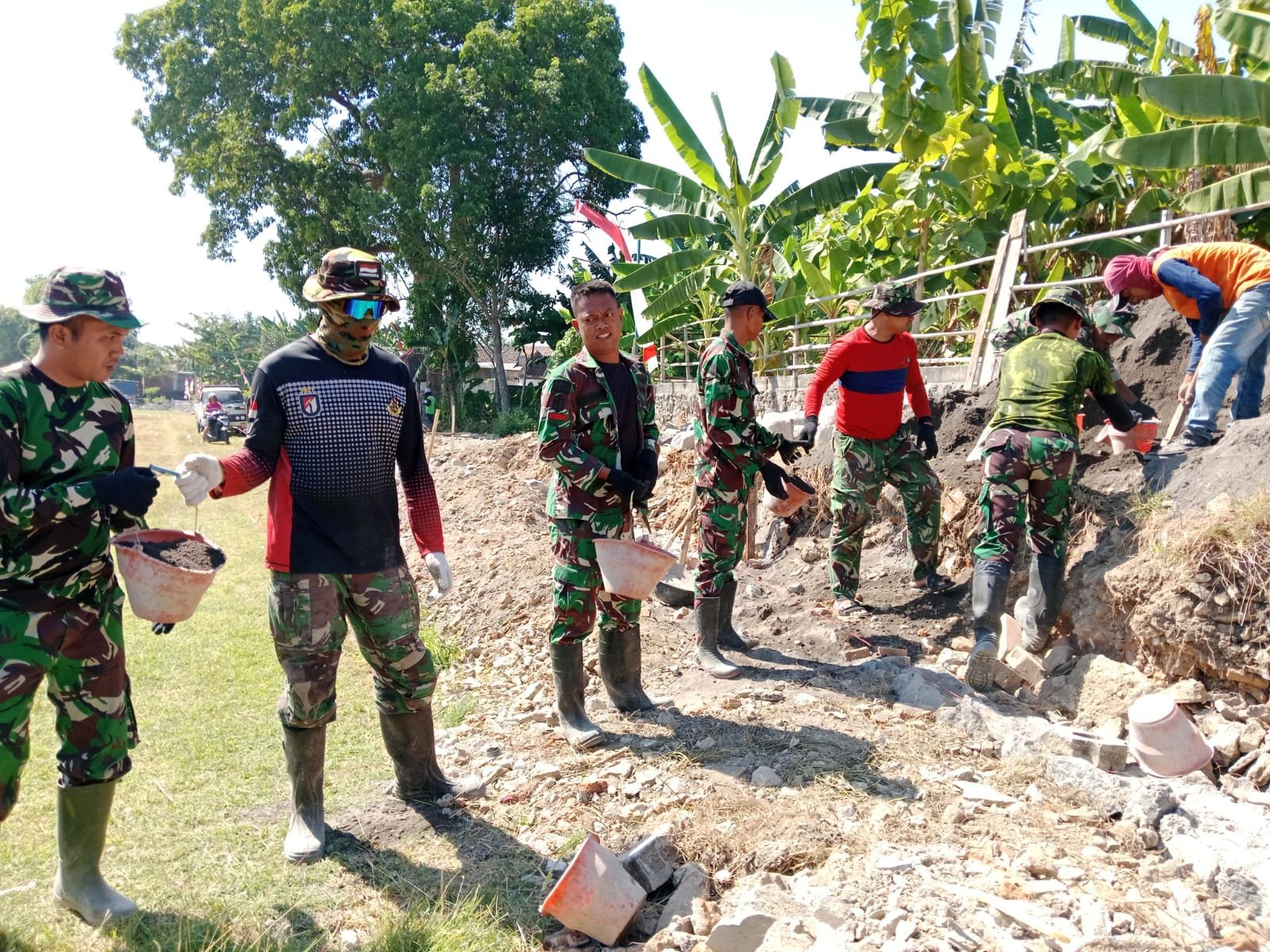 Kodim 0726/Sukoharjo dan Masyarakat Desa Parangjoro Bangun Talud: Deru Mesin Molen Jadi Saksi